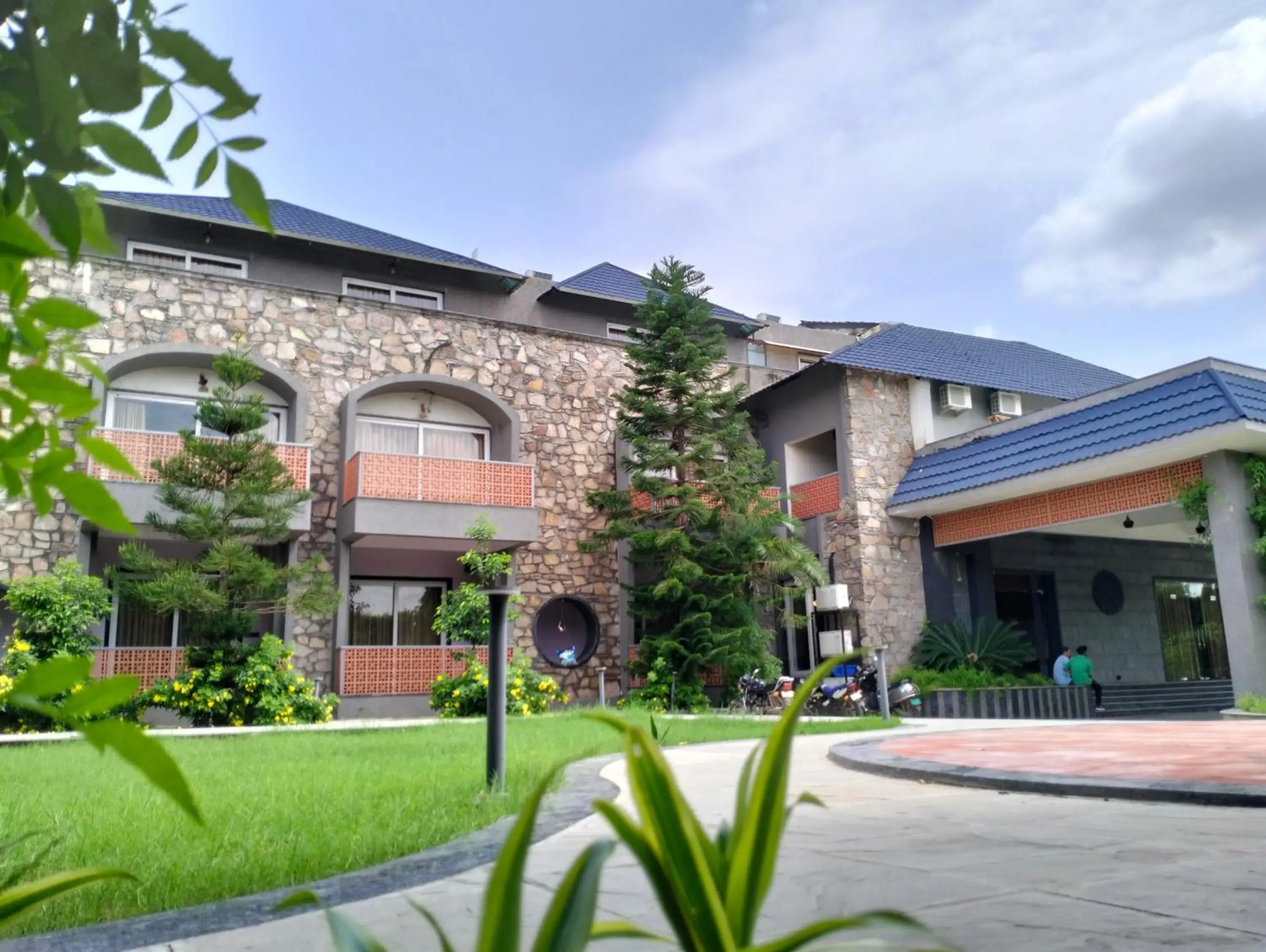 Property building in Nature Retreat Resorts- Life in Nature Property building in Nature Retreat Resorts- Life in Nature