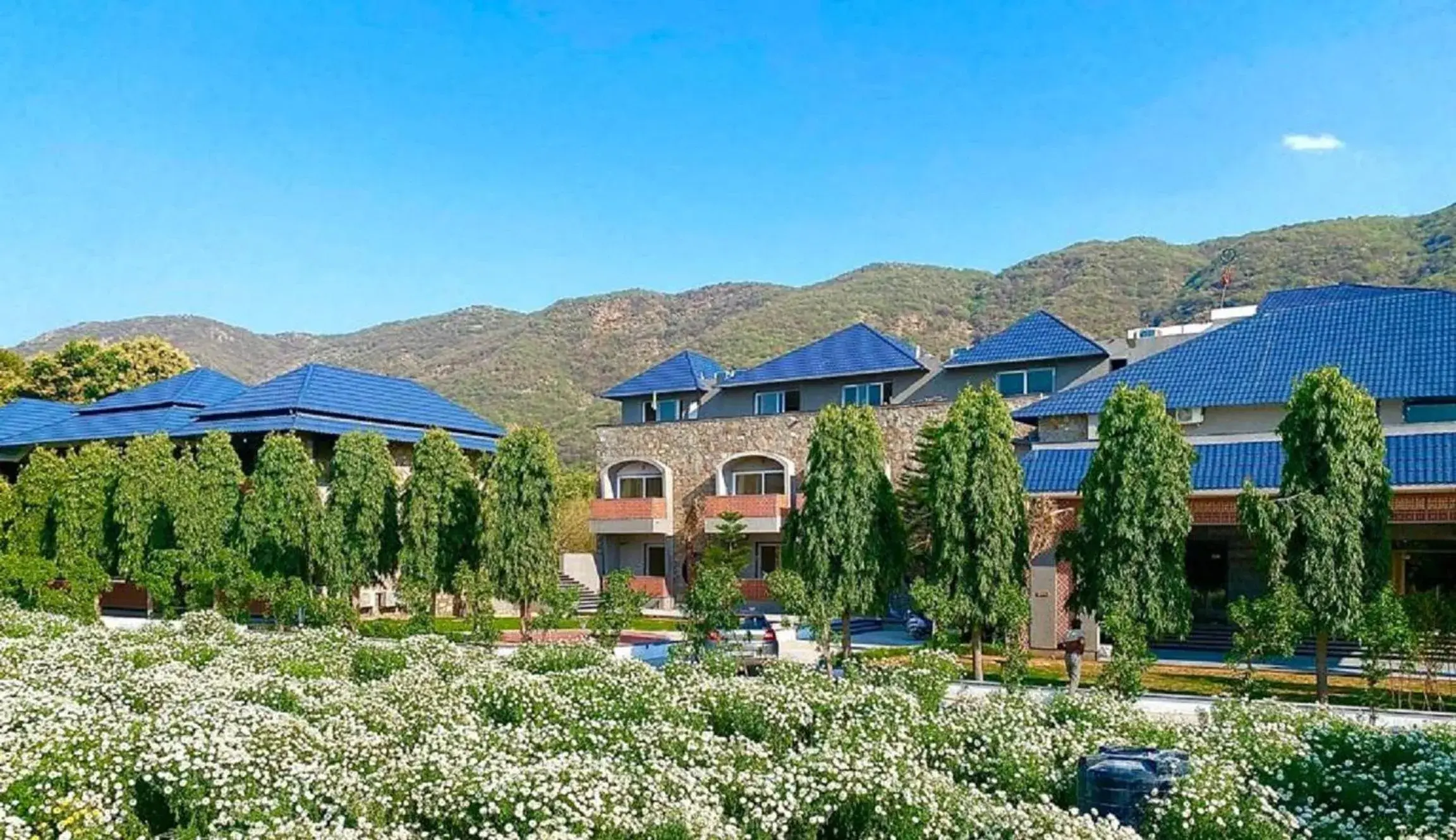 Property building in Nature Retreat Resorts- Life in Nature Property building in Nature Retreat Resorts- Life in Nature