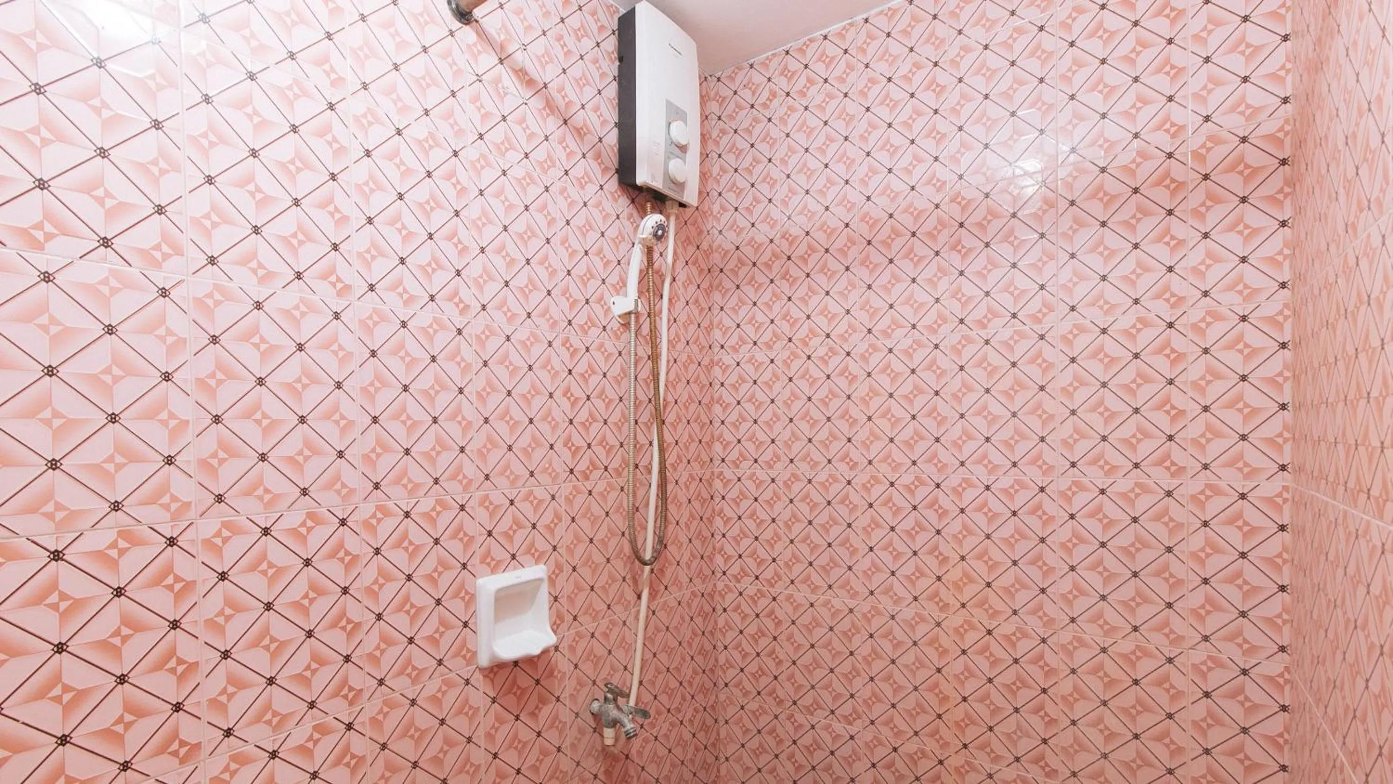 Shower in RedDoorz @ Golden Victory Hotel Mabalacat Pampanga