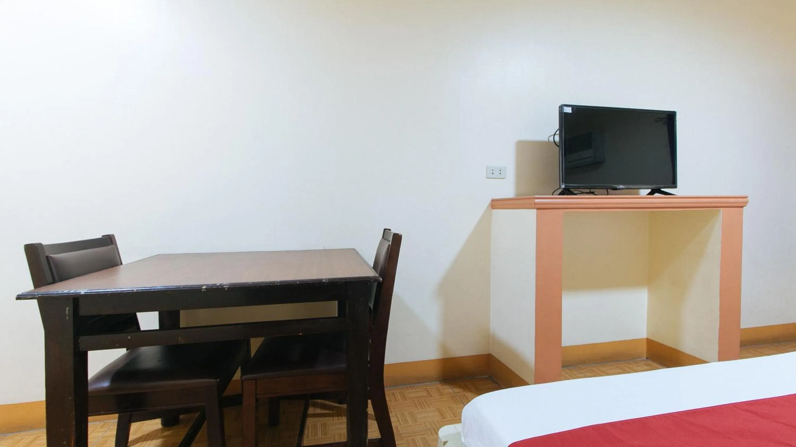 TV and multimedia in RedDoorz @ Golden Victory Hotel Mabalacat Pampanga