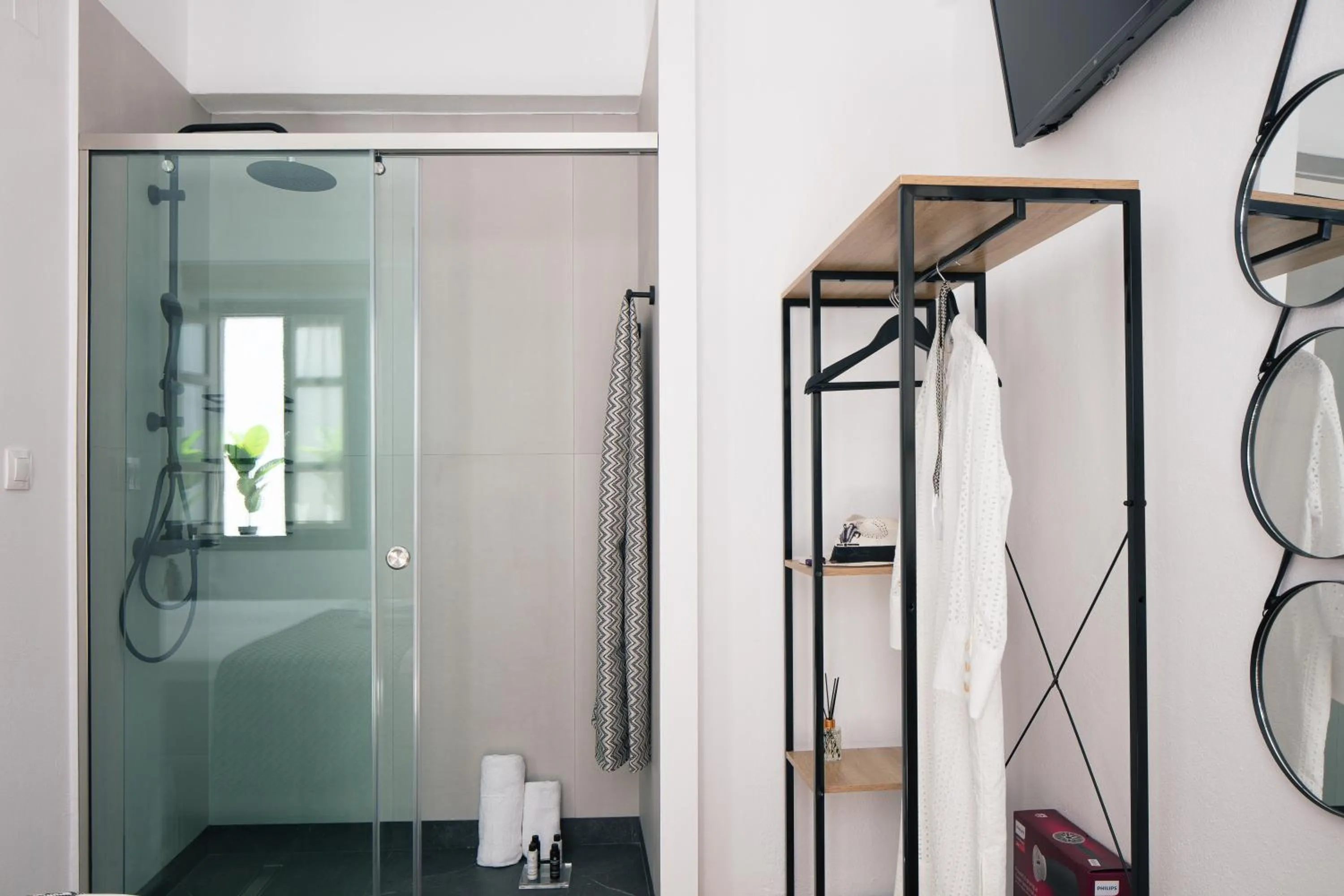 Shower in Gateway Suites