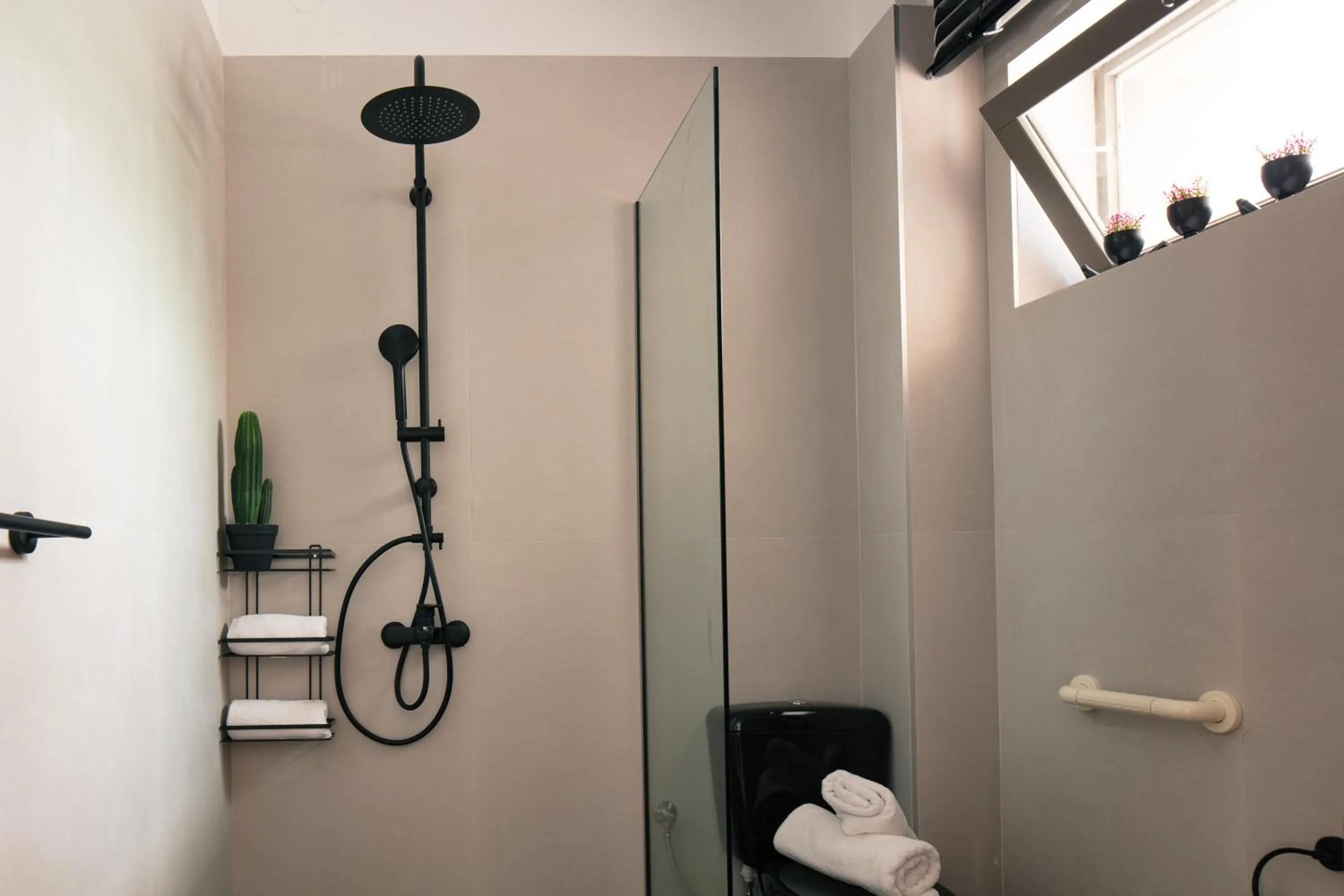 Shower in Gateway Suites