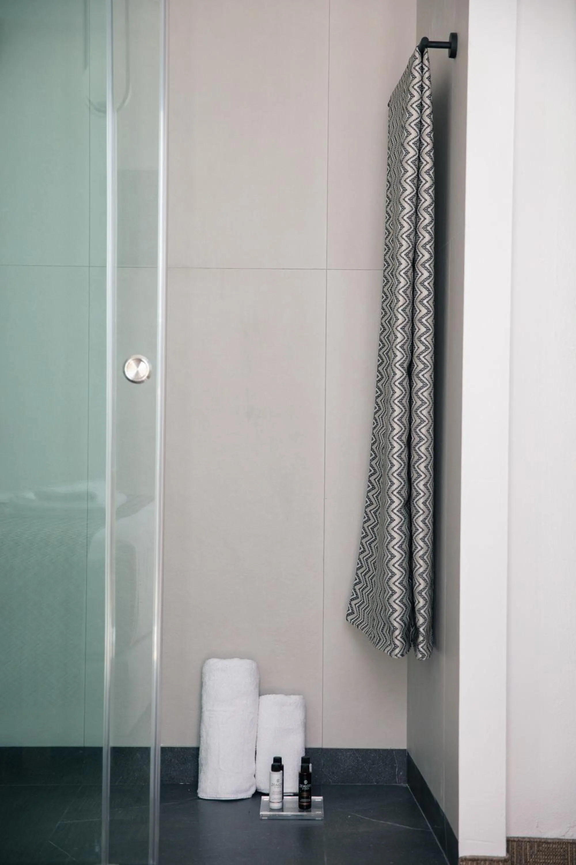 Shower in Gateway Suites