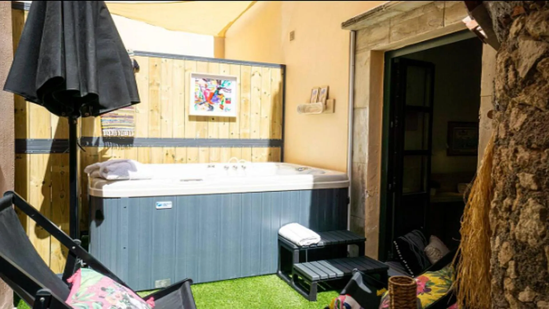 Hot Tub in Gateway Suites