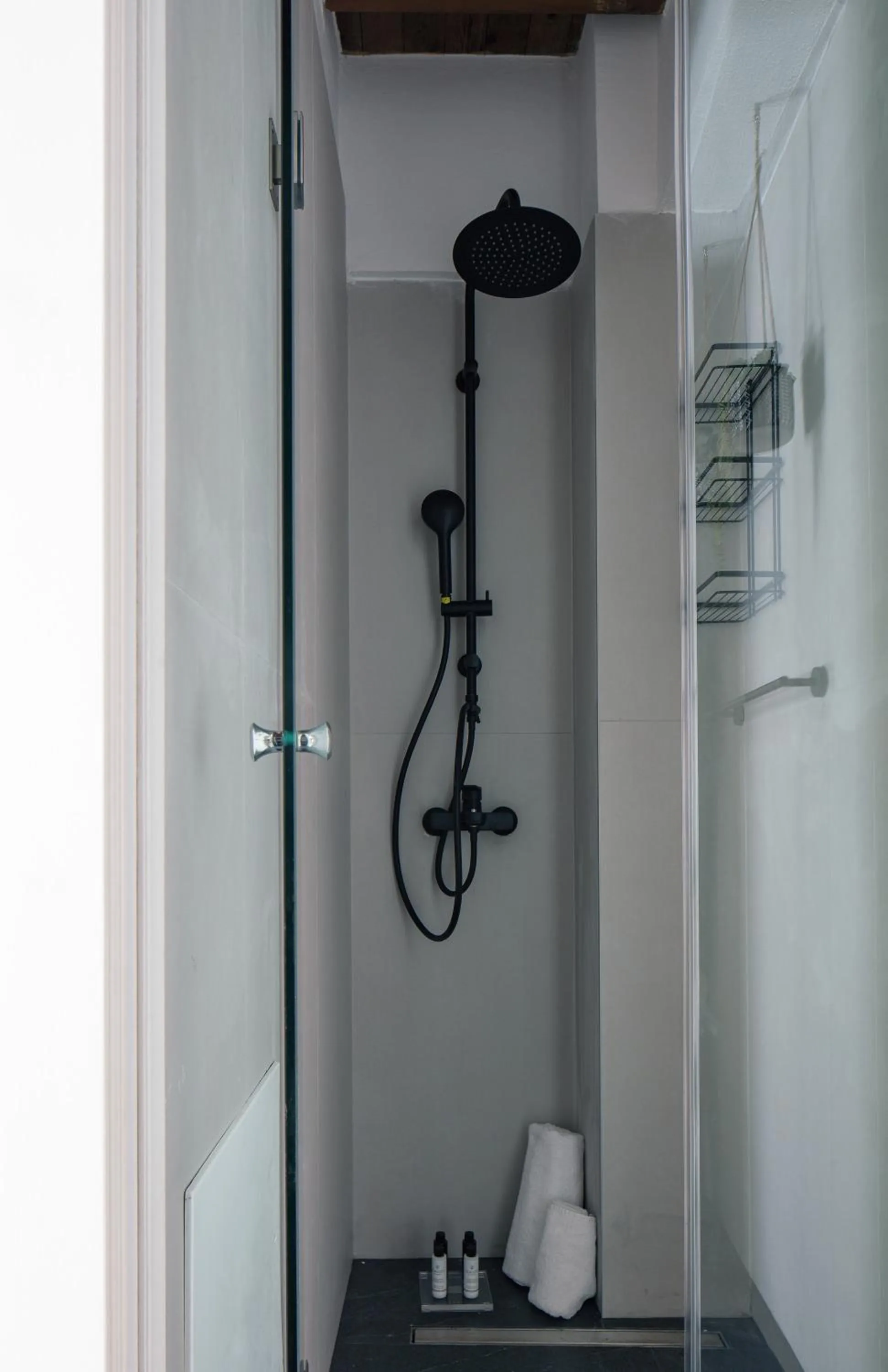 Shower in Gateway Suites