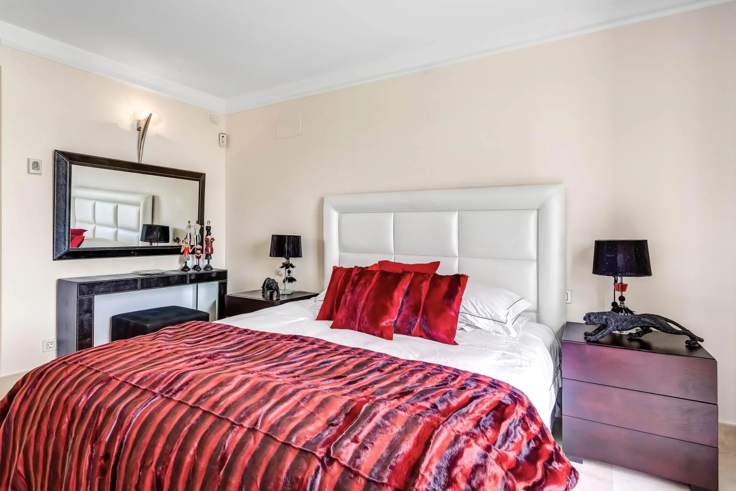 Bed in YOLO Spaces - Sotogrande Marina Boutique Apartment
