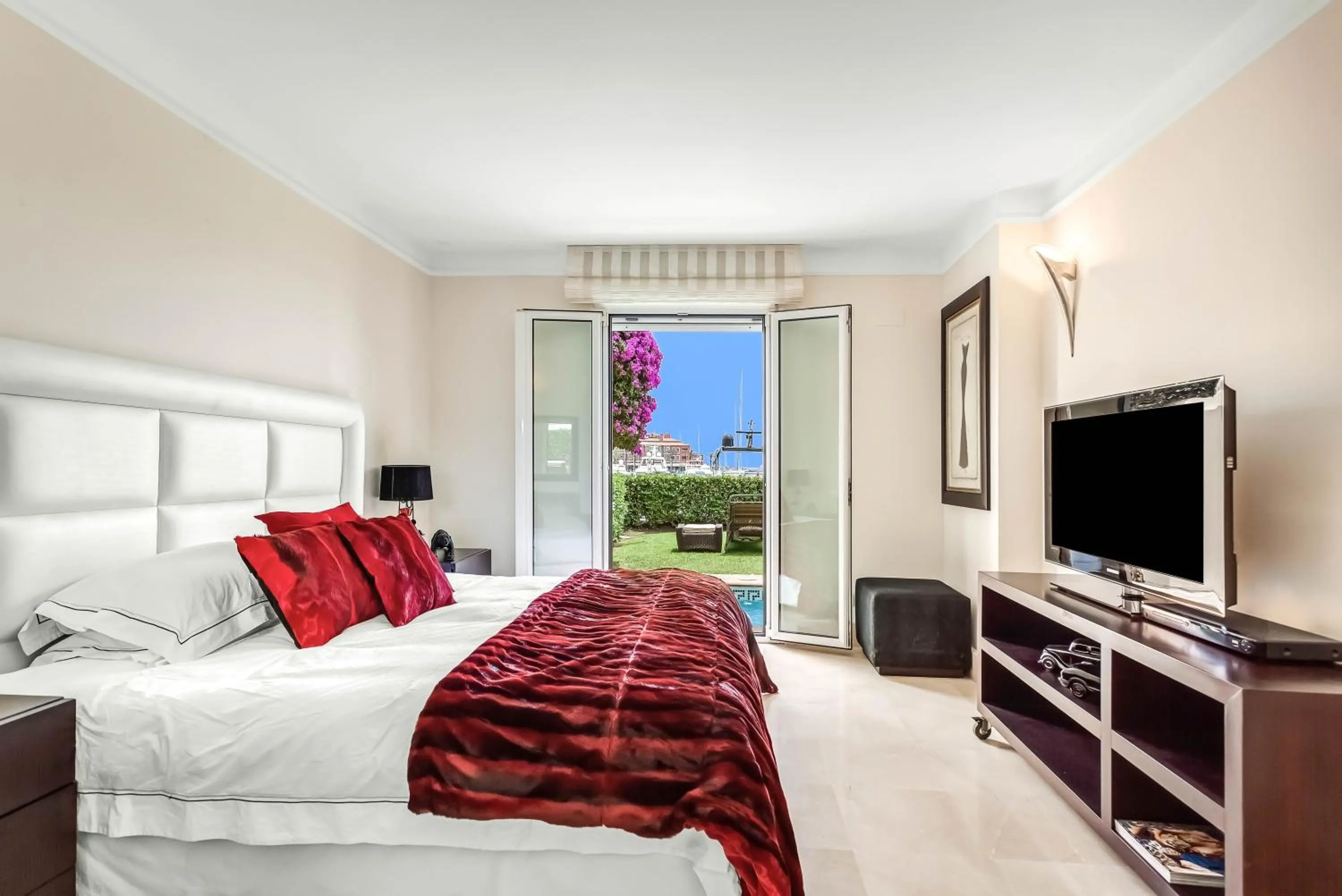 Bed in YOLO Spaces - Sotogrande Marina Boutique Apartment