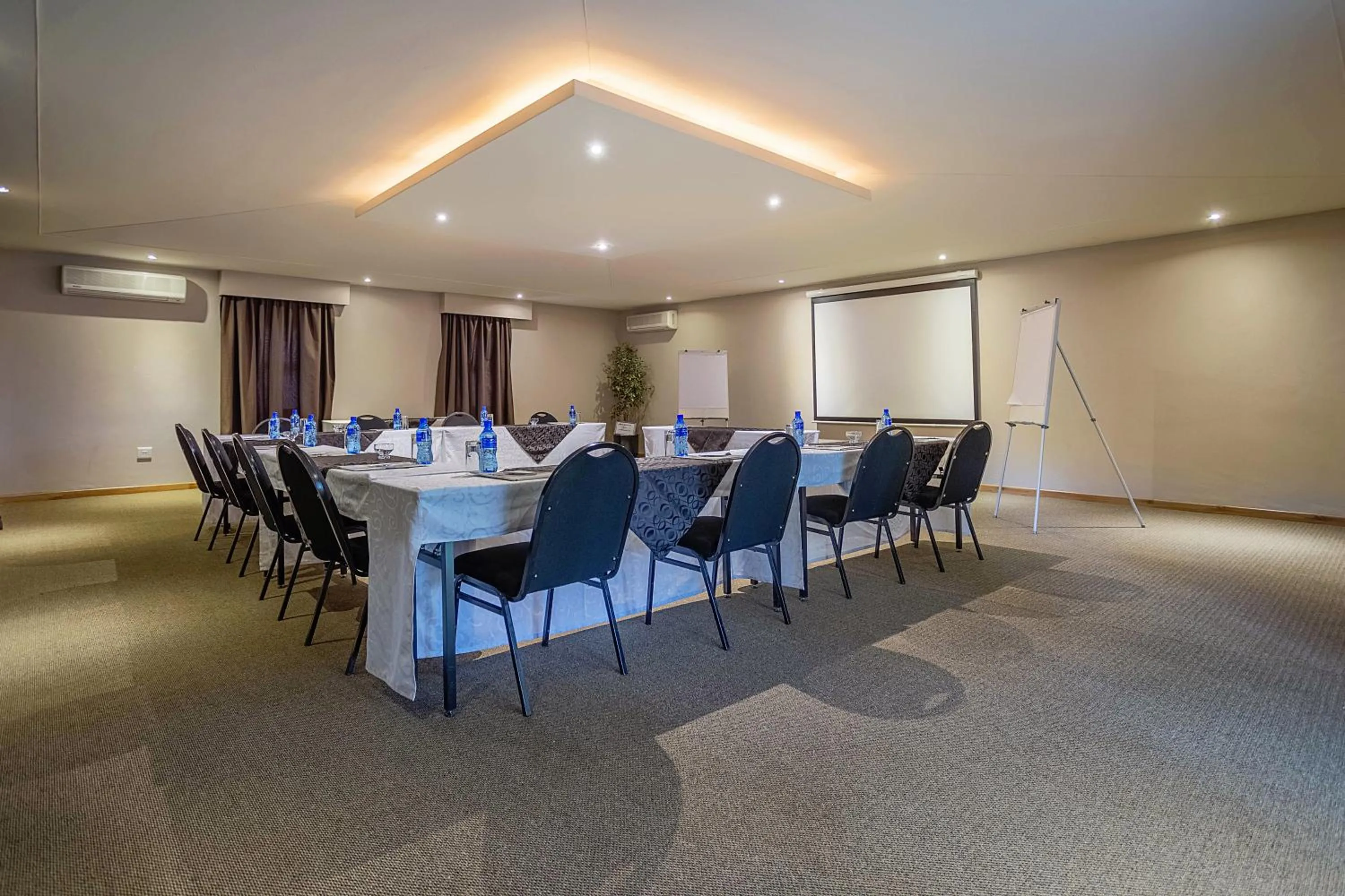 Business facilities in Three Oaks and an Aloe Boutique Hotel