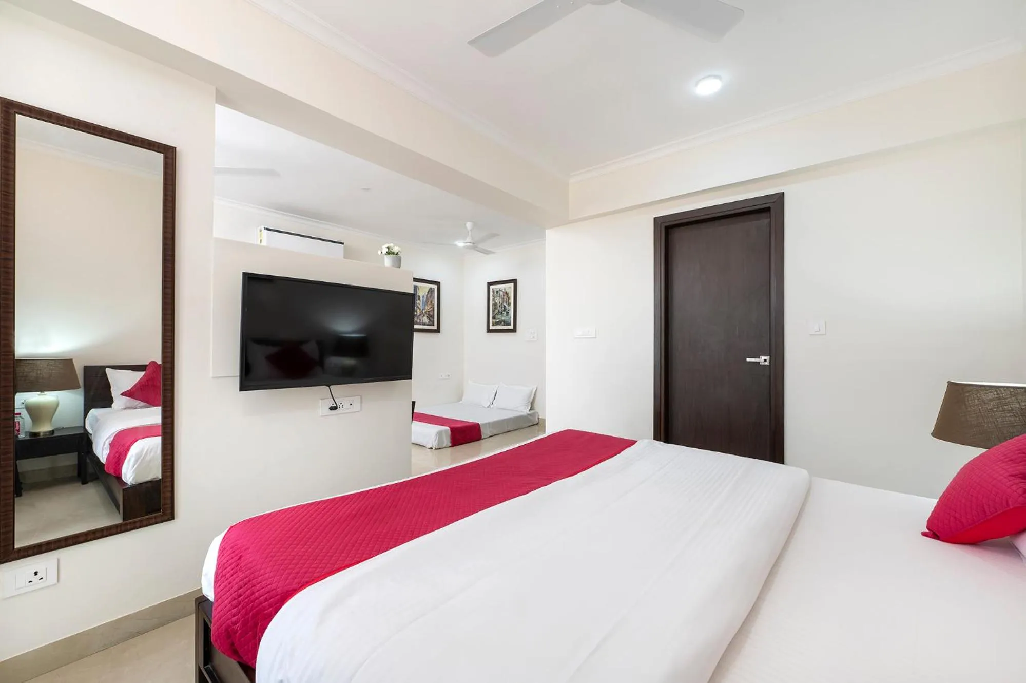 Communal lounge/ TV room, Bed in Palm Stay - Studios & Rooms
