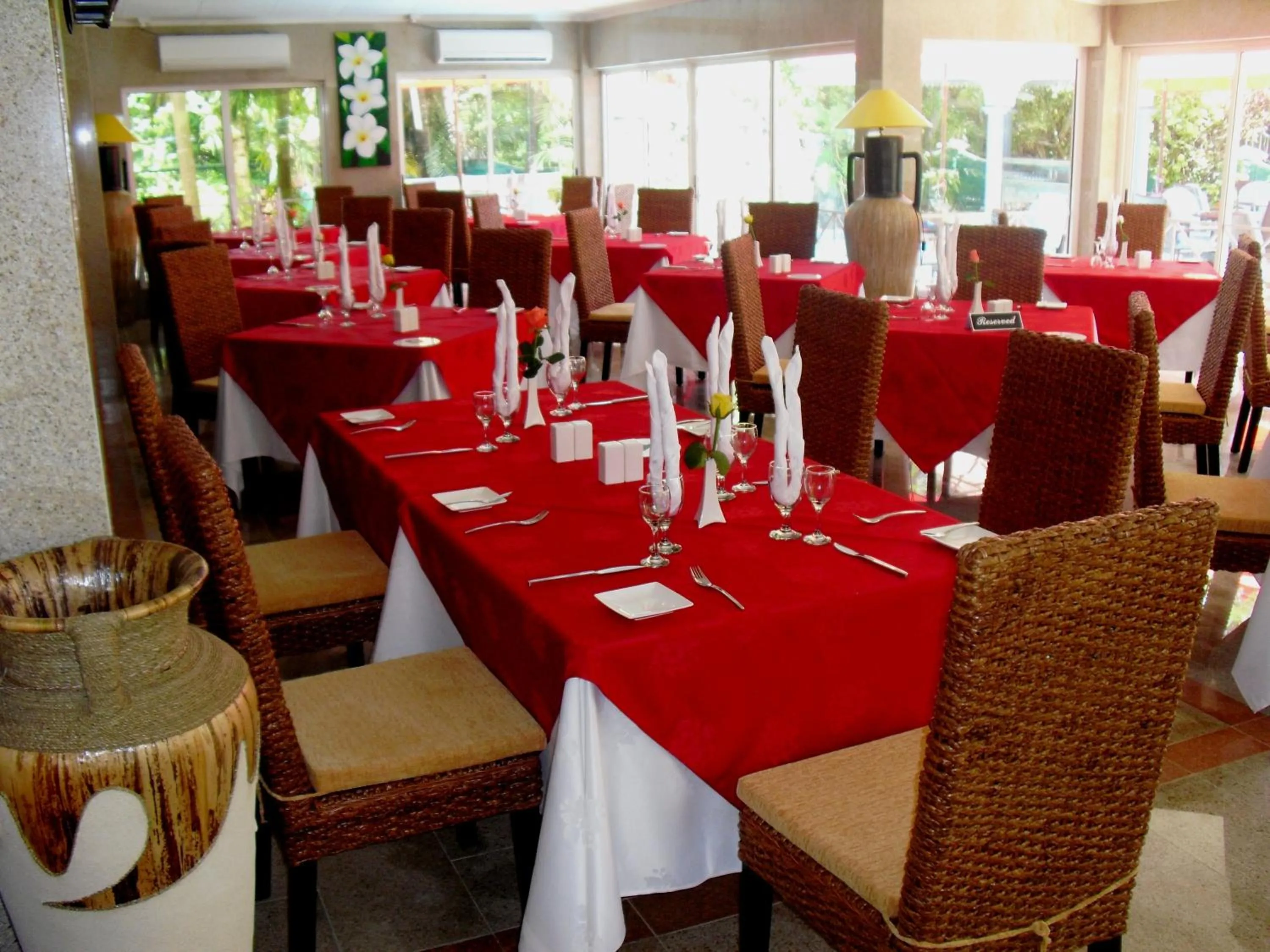 Restaurant/places to eat in Chateau Sans Souci