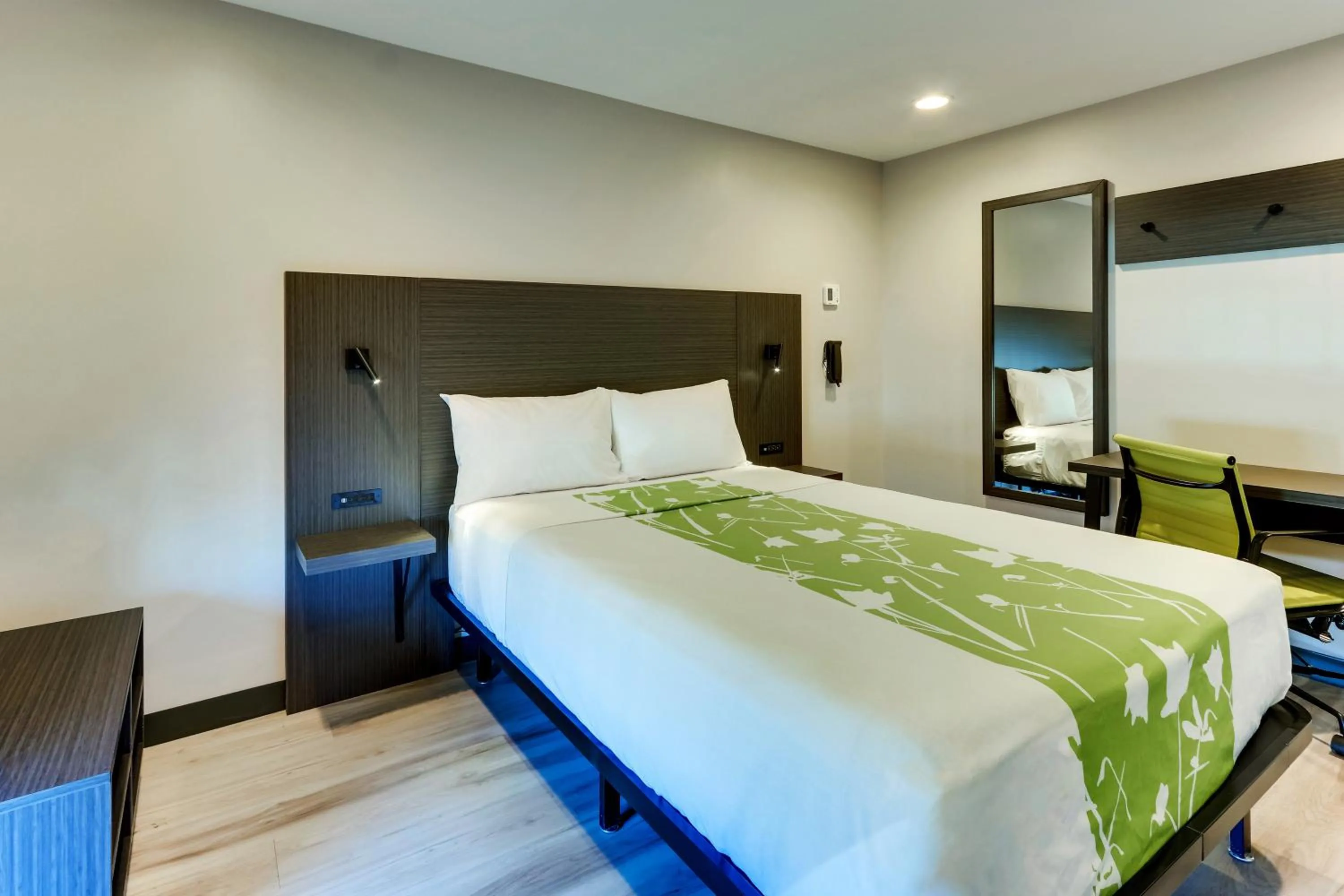 Bedroom, Bed in The Shamrock