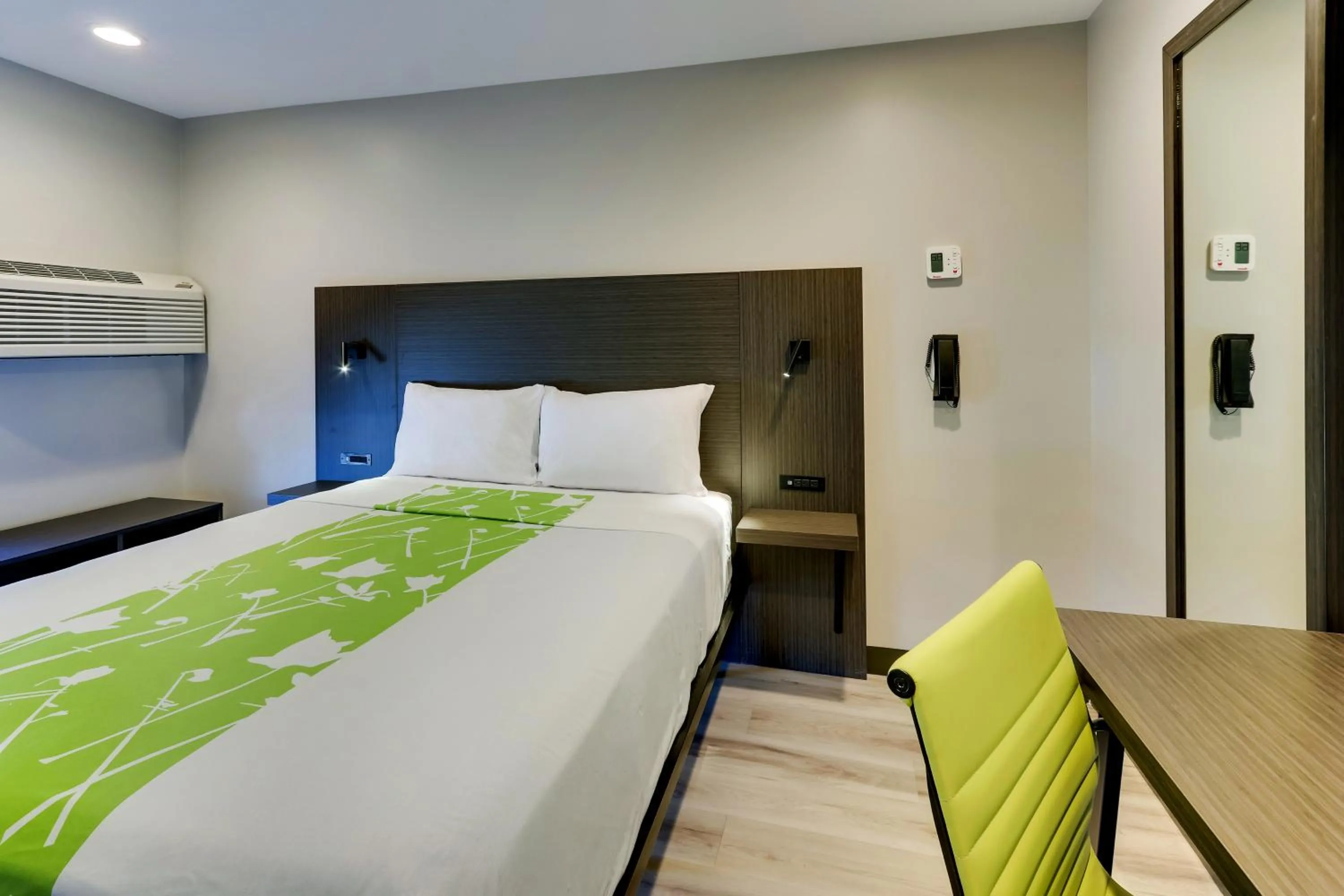 Bedroom, Bed in The Shamrock