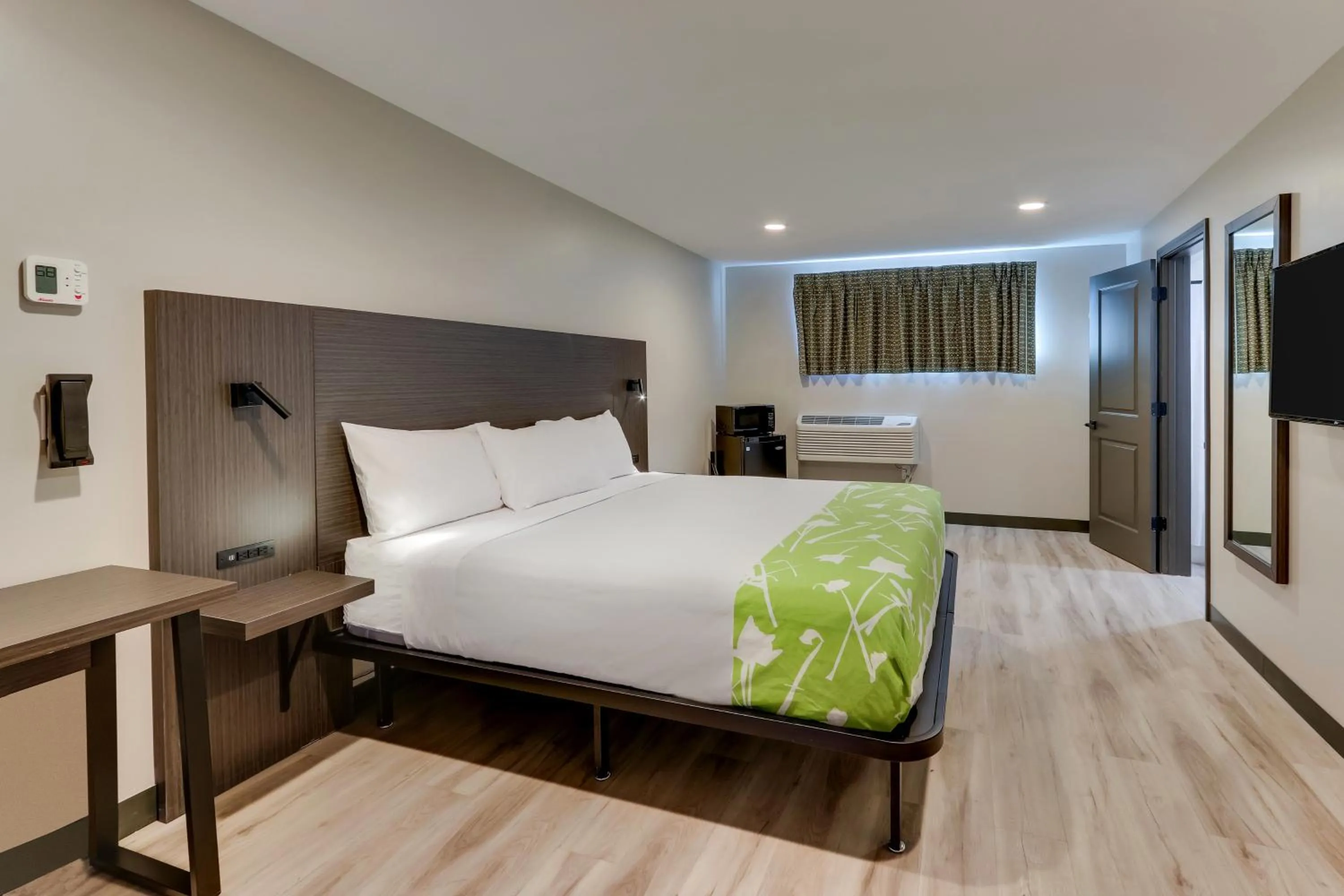 Bedroom, Bed in The Shamrock