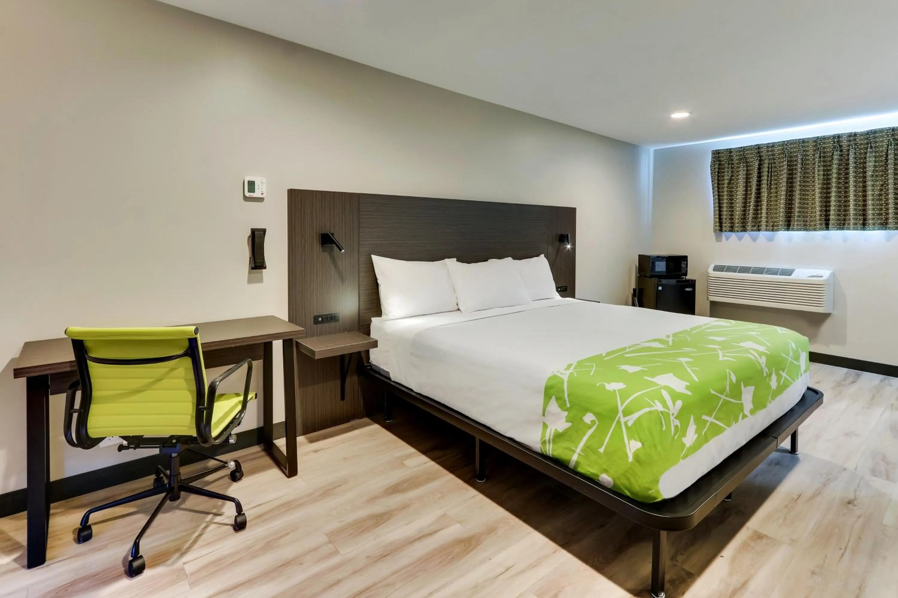 Bedroom, Bed in The Shamrock