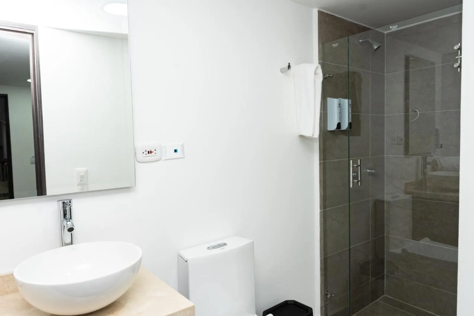 Shower in Hotel Qatar Cali