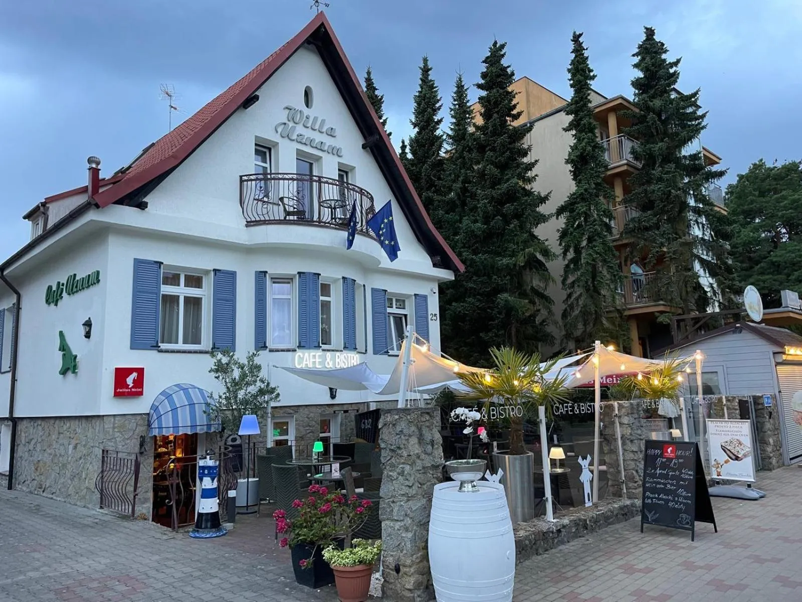 Property building in Willa 4 Pory Roku & Uznam