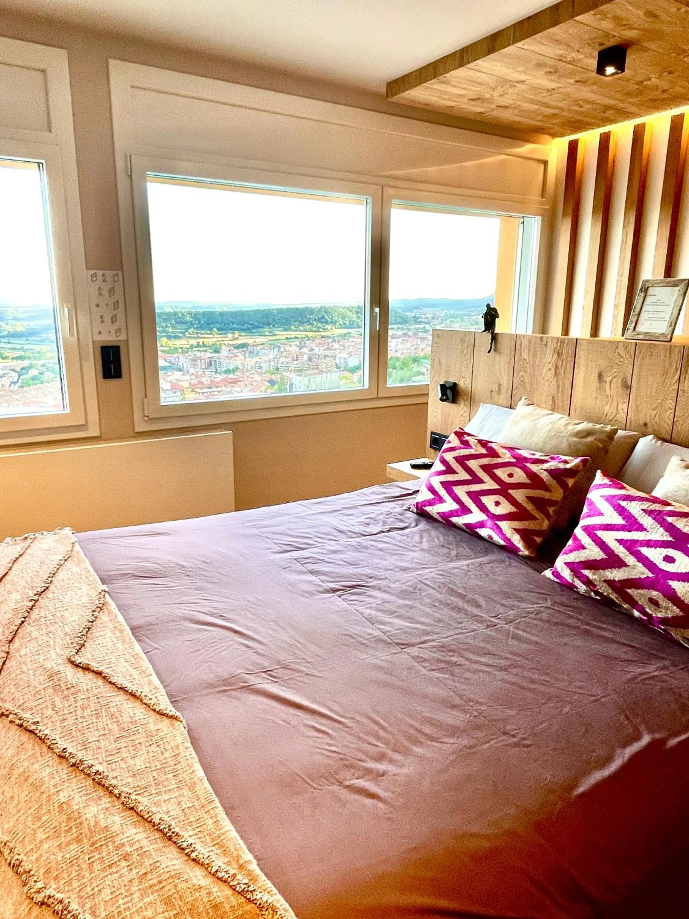 City view, Bed in HOTEL LA CABANA BERGA