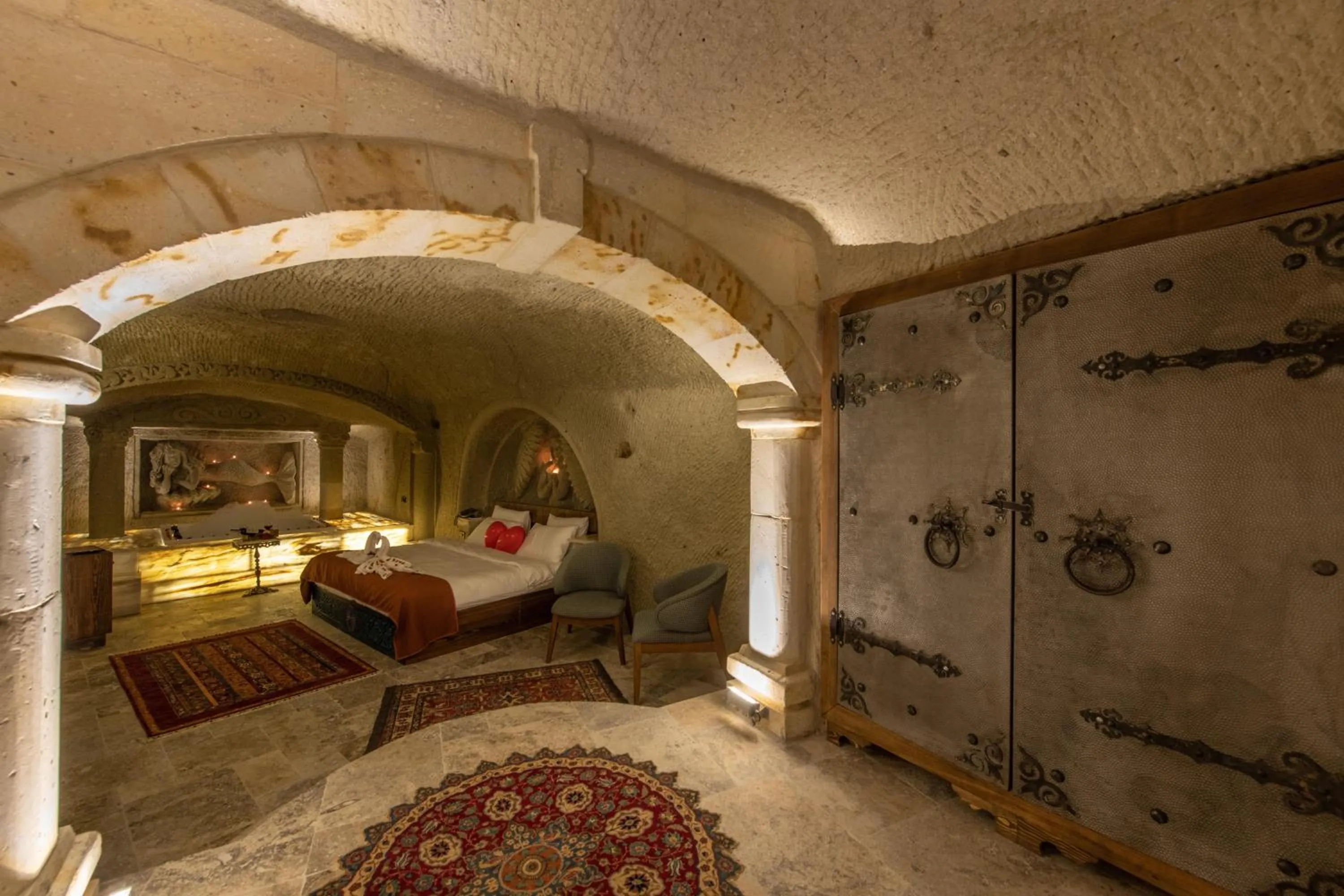 Photo of the whole room, Bed in Foremanson Cave Hotel