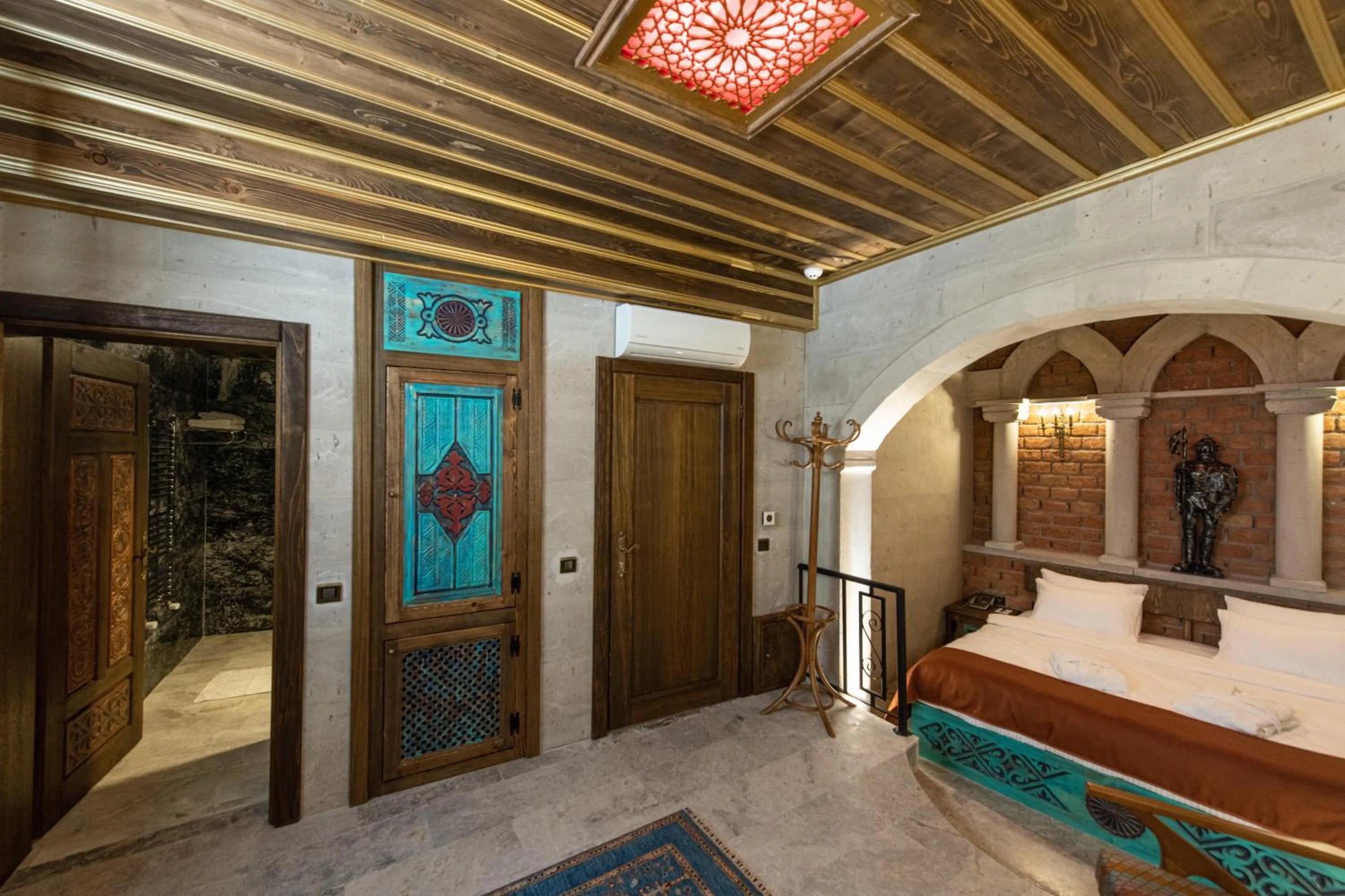 Massage, Bed in Foremanson Cave Hotel