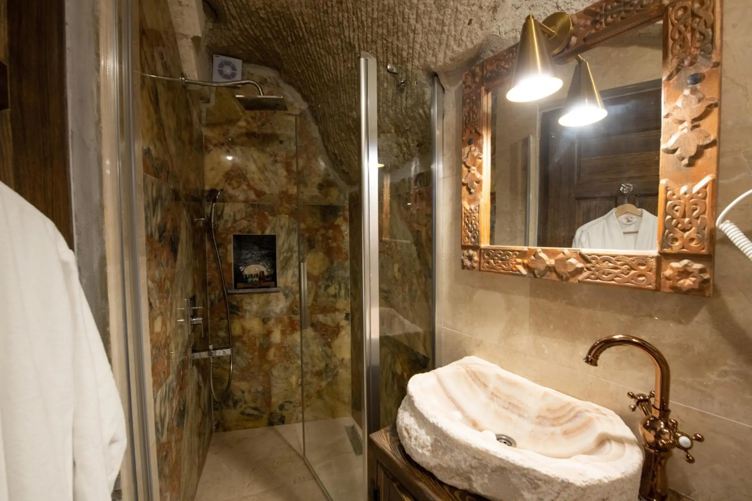 Bathroom in Foremanson Cave Hotel Bathroom in Foremanson Cave Hotel