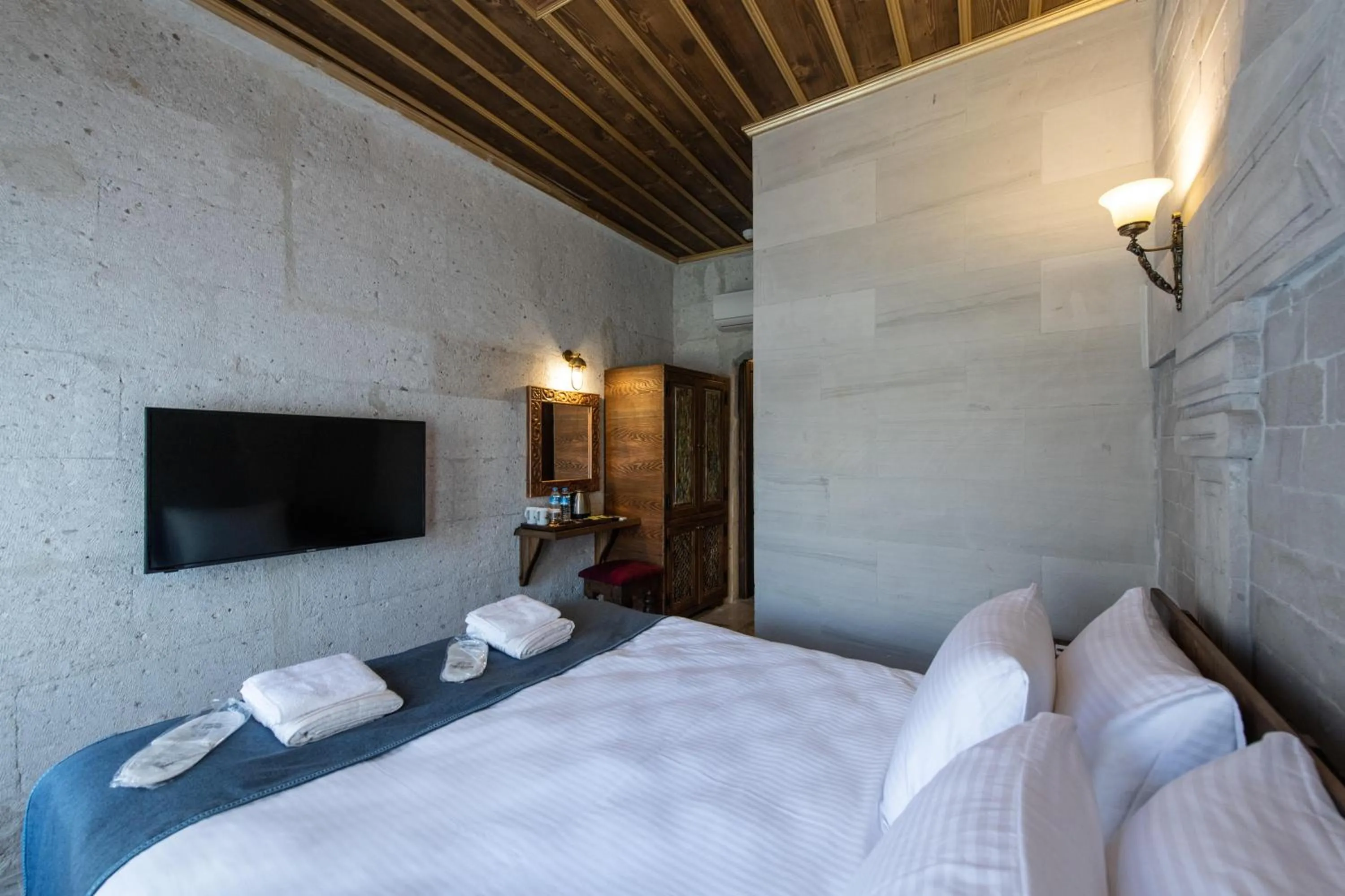 Photo of the whole room, Bed in Foremanson Cave Hotel