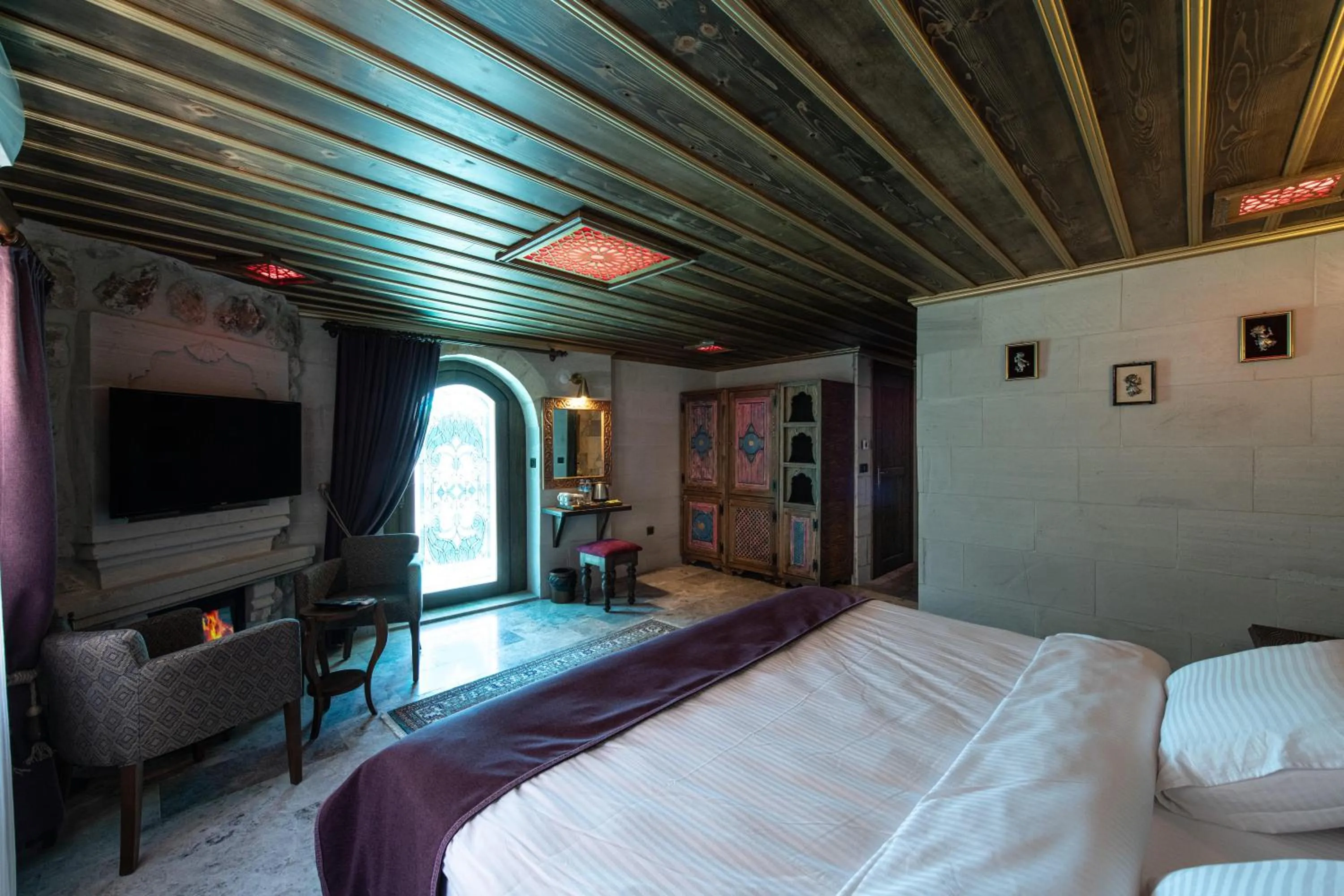 Photo of the whole room, Bed in Foremanson Cave Hotel