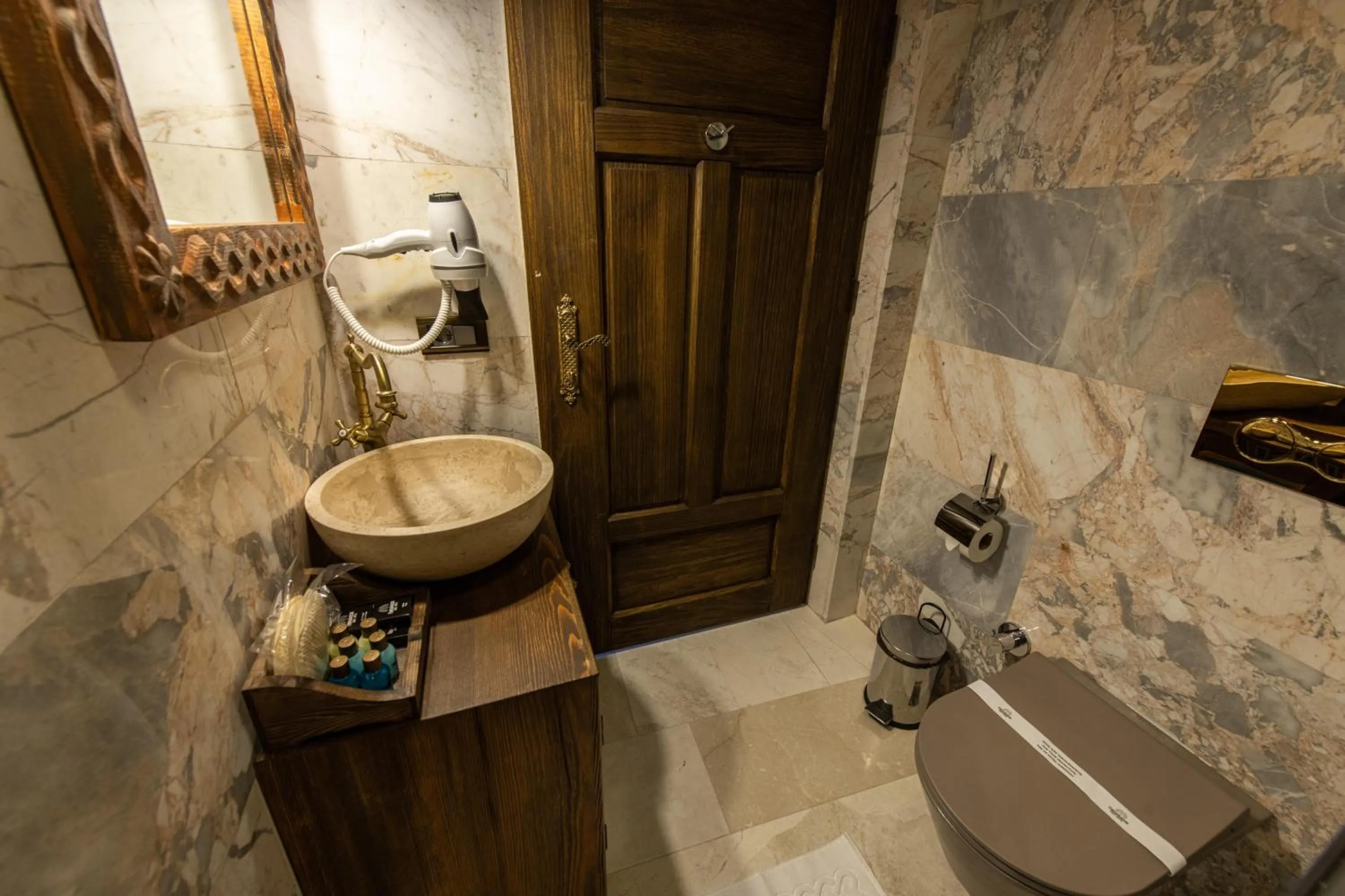 Bathroom in Foremanson Cave Hotel
