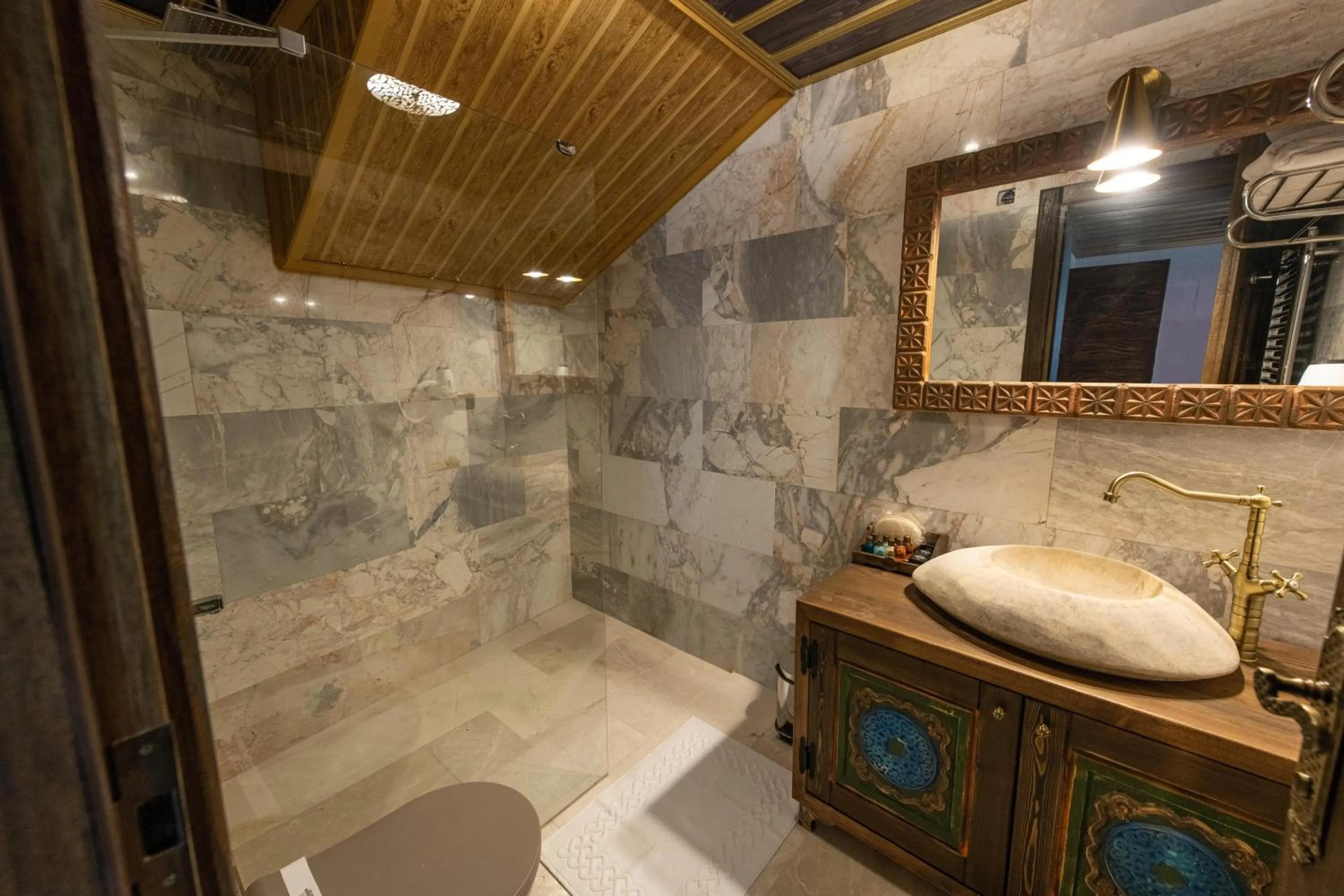 Bathroom in Foremanson Cave Hotel