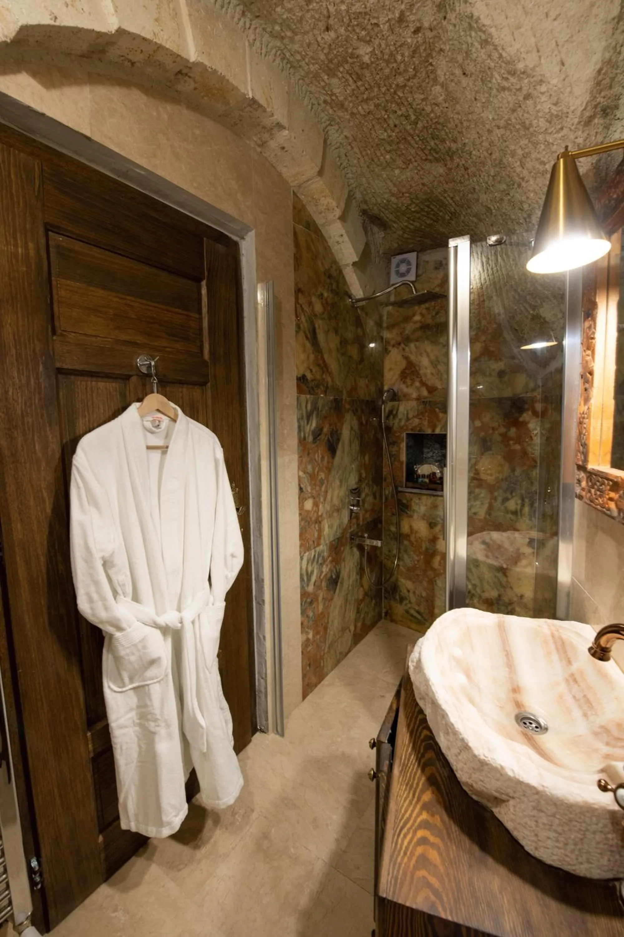 Bathroom in Foremanson Cave Hotel