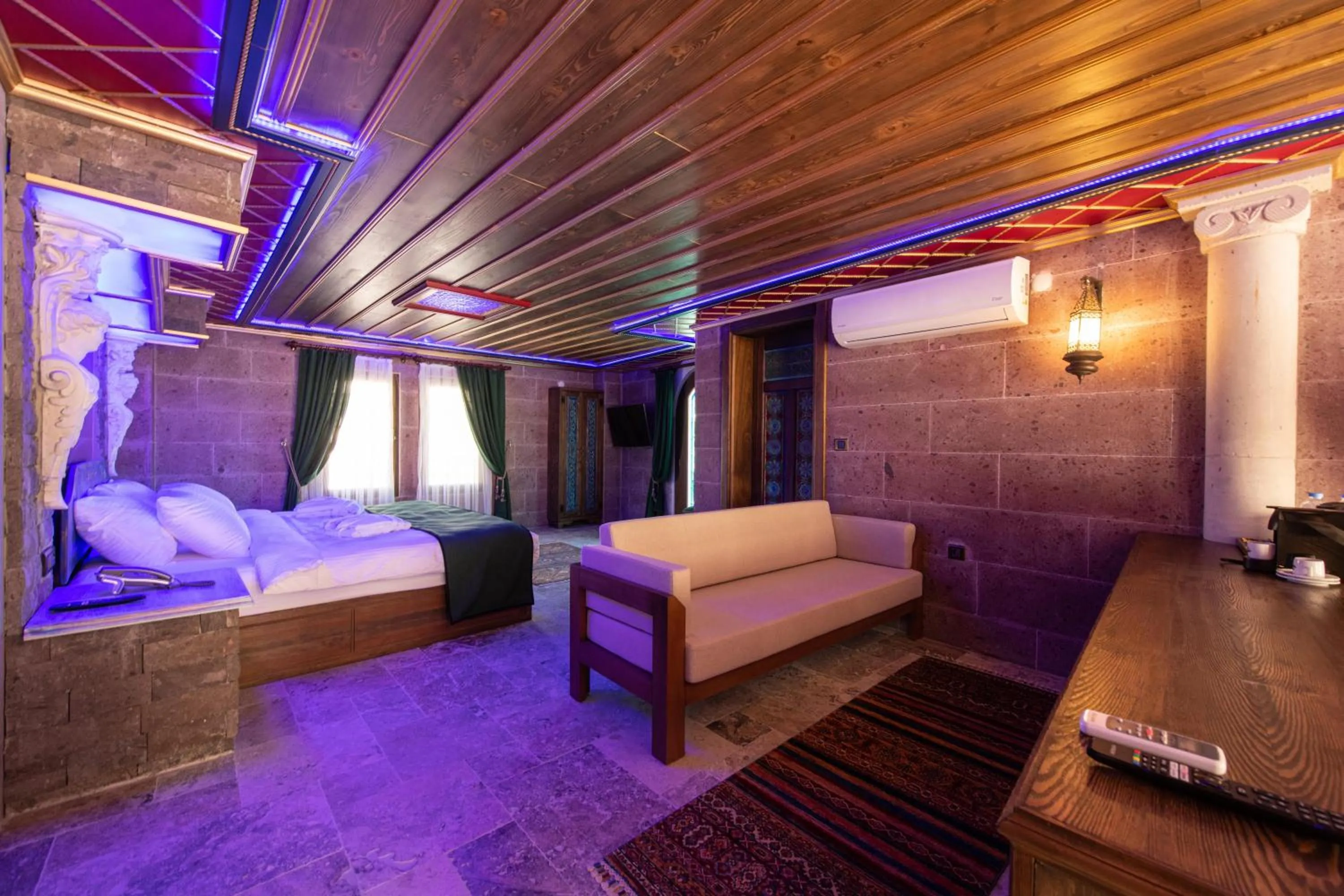 Seating area, Bed in Foremanson Cave Hotel