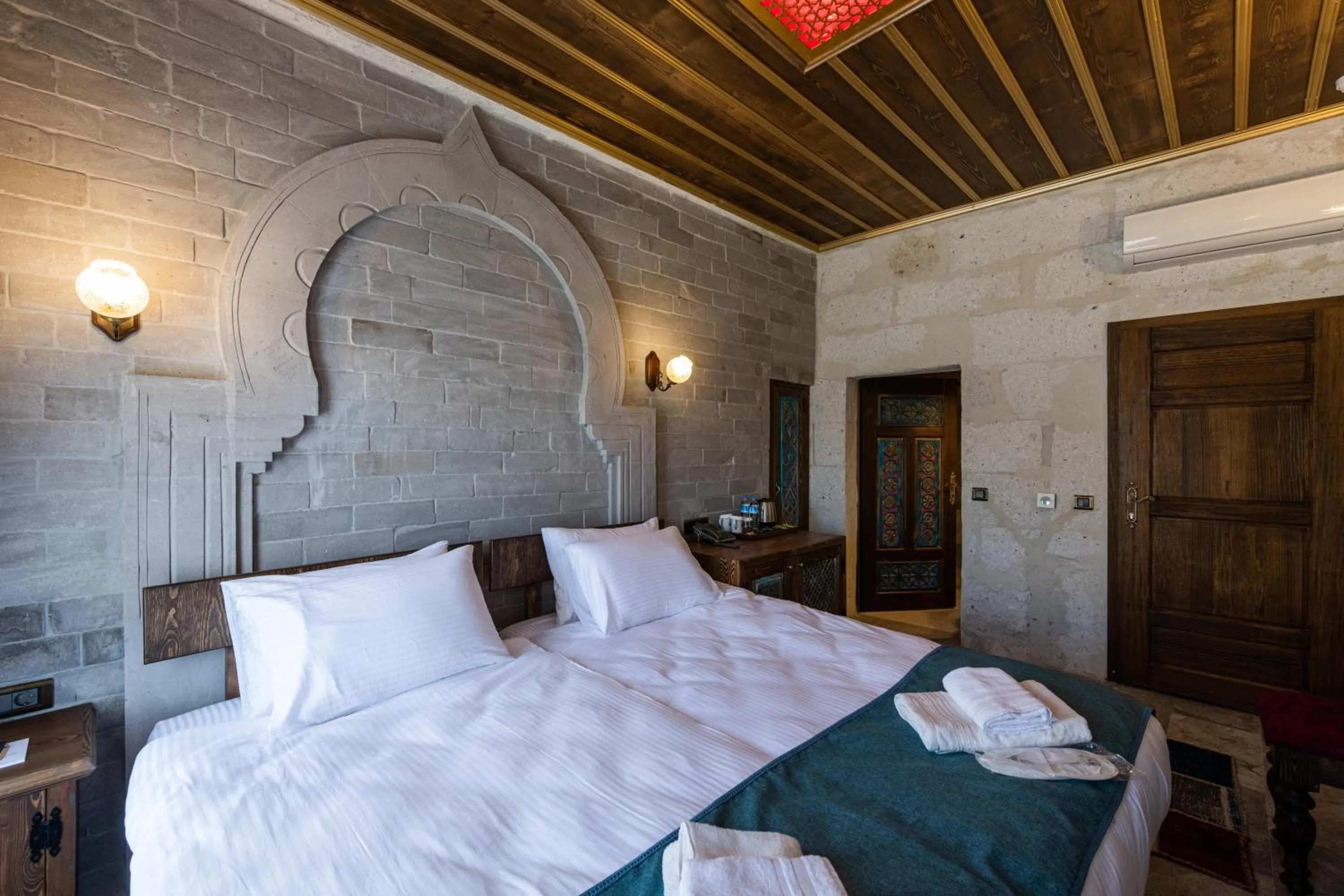 Photo of the whole room, Bed in Foremanson Cave Hotel