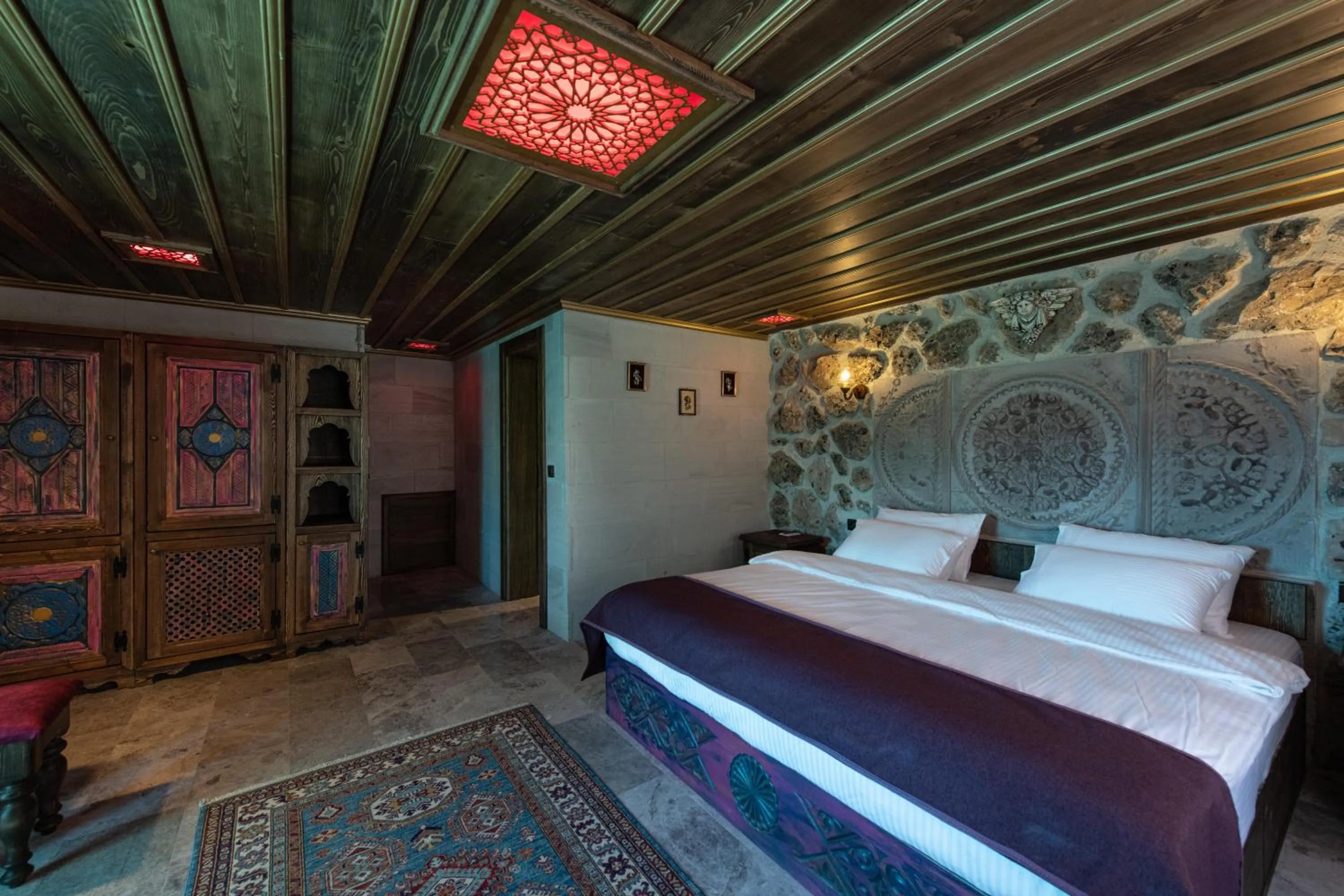 Photo of the whole room, Bed in Foremanson Cave Hotel