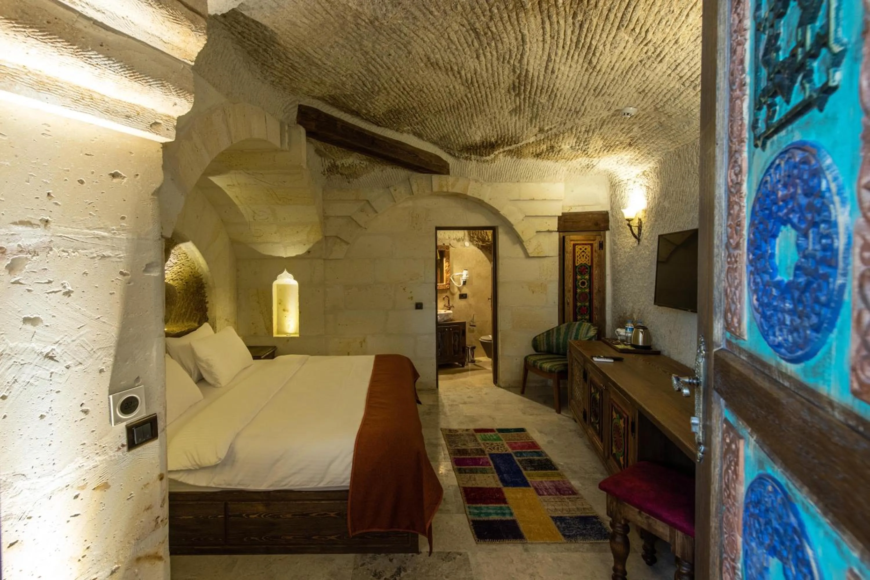 Photo of the whole room, Bed in Foremanson Cave Hotel