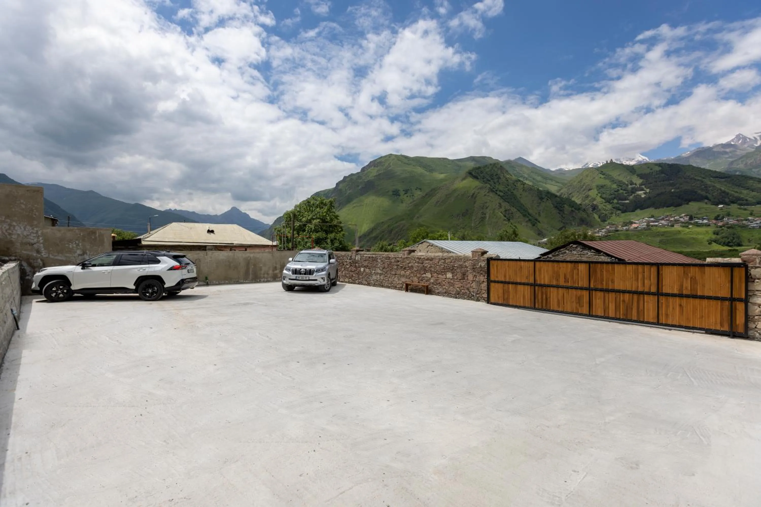 Parking, Mountain View in GRAF Kazbegi