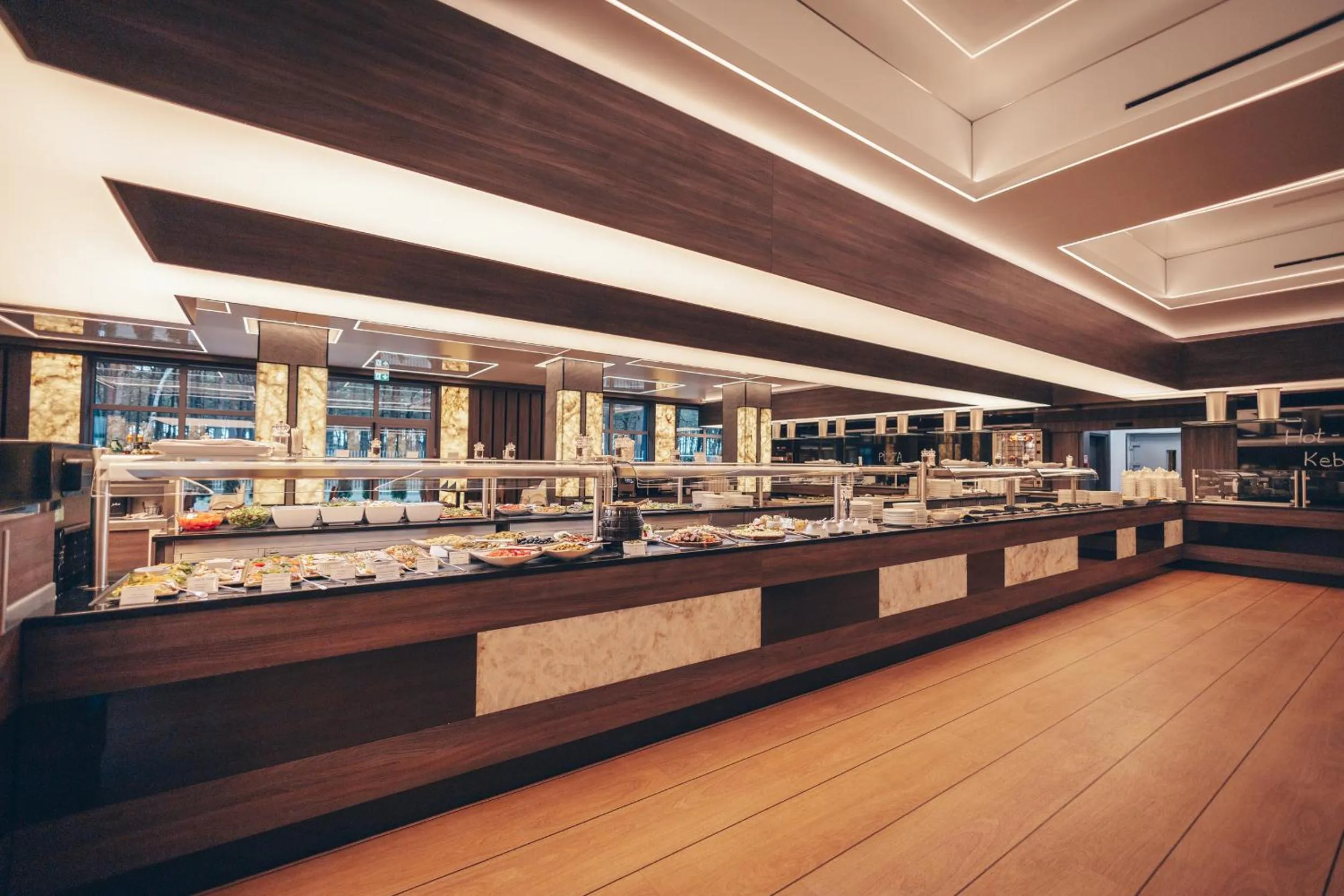 Restaurant/places to eat in Hotel Senator