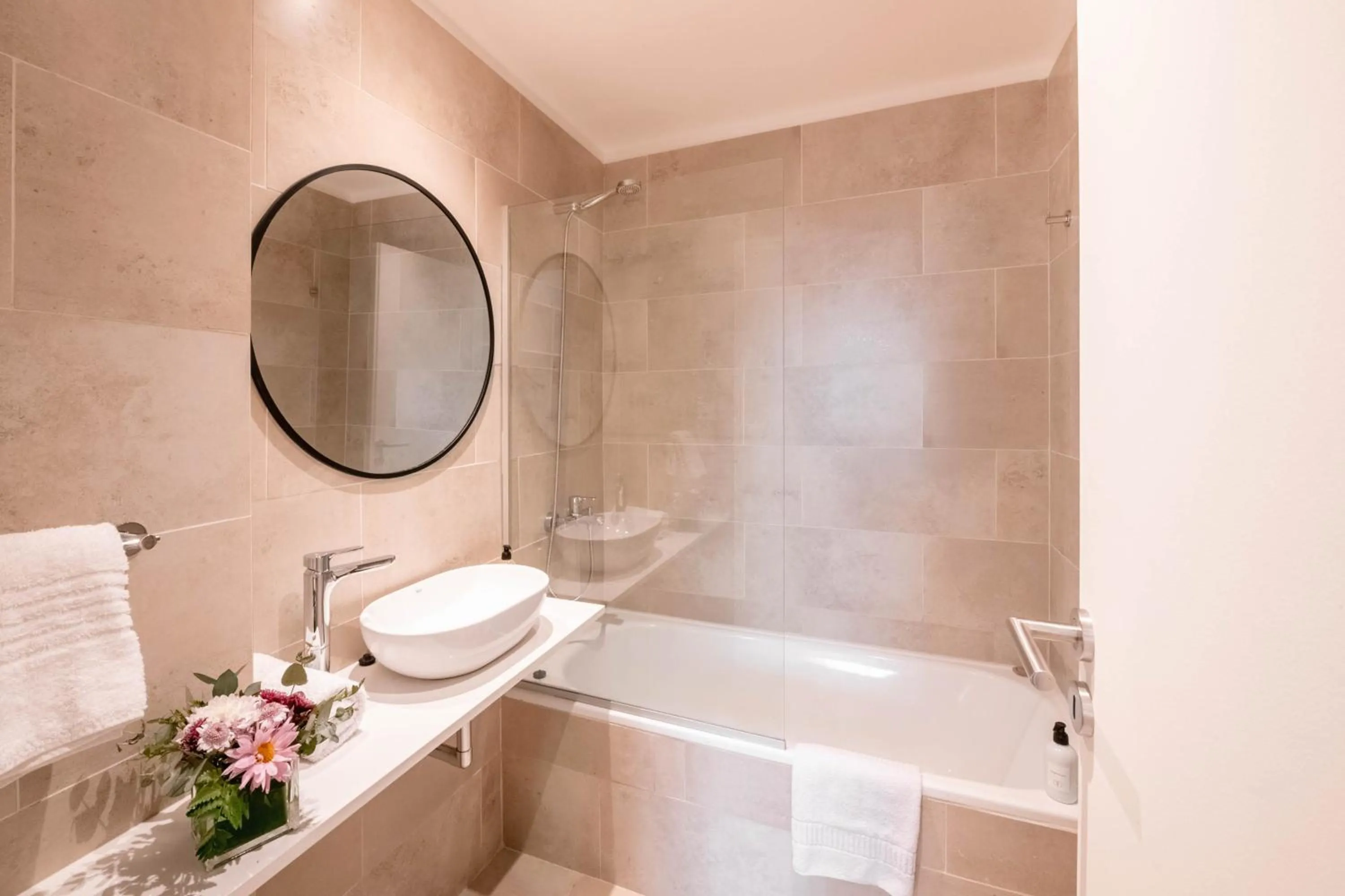 Hot Spring Bath in Top Rentals Palermo Hollywood