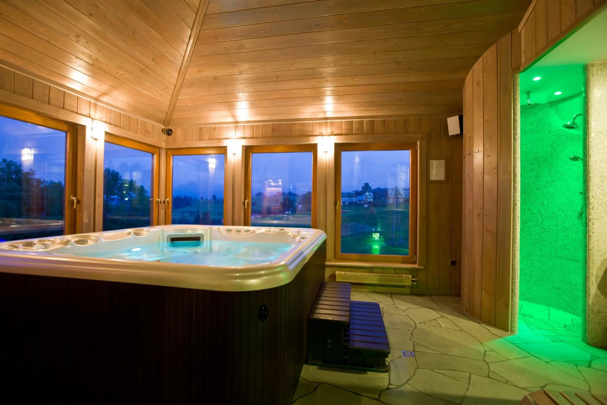 Hot Tub in Hotel REDYK Ski&Relax
