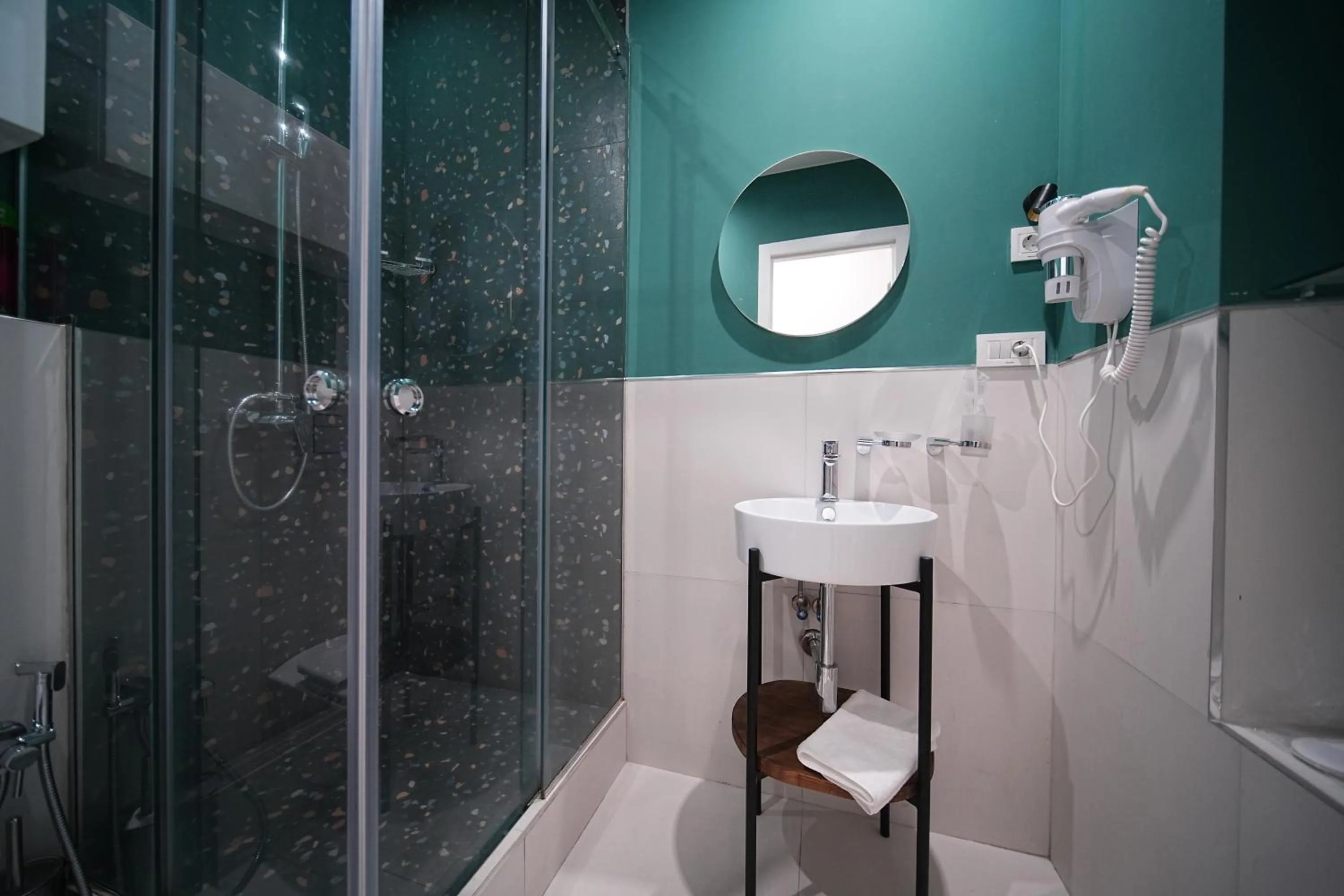 Shower in Sweet Home Apart-Hotel