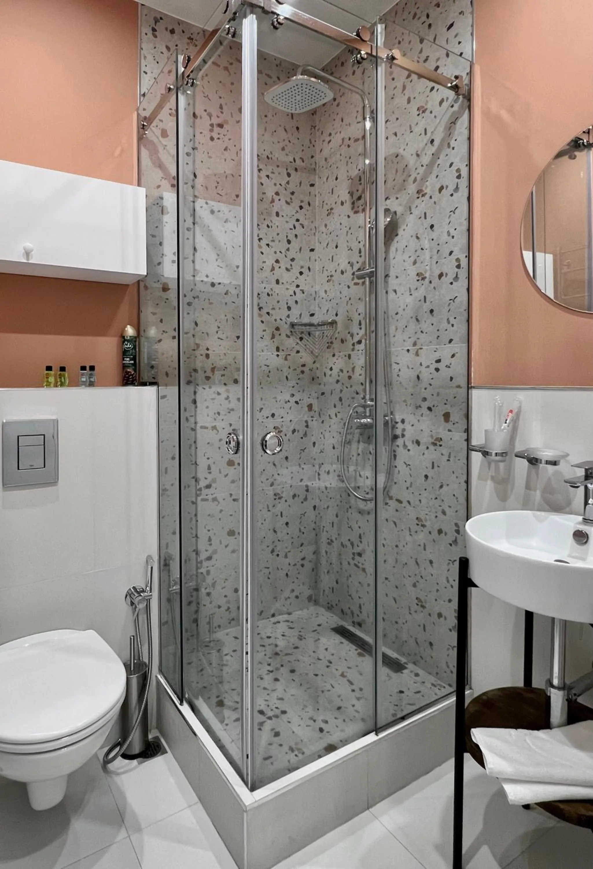 Shower in Sweet Home Apart-Hotel