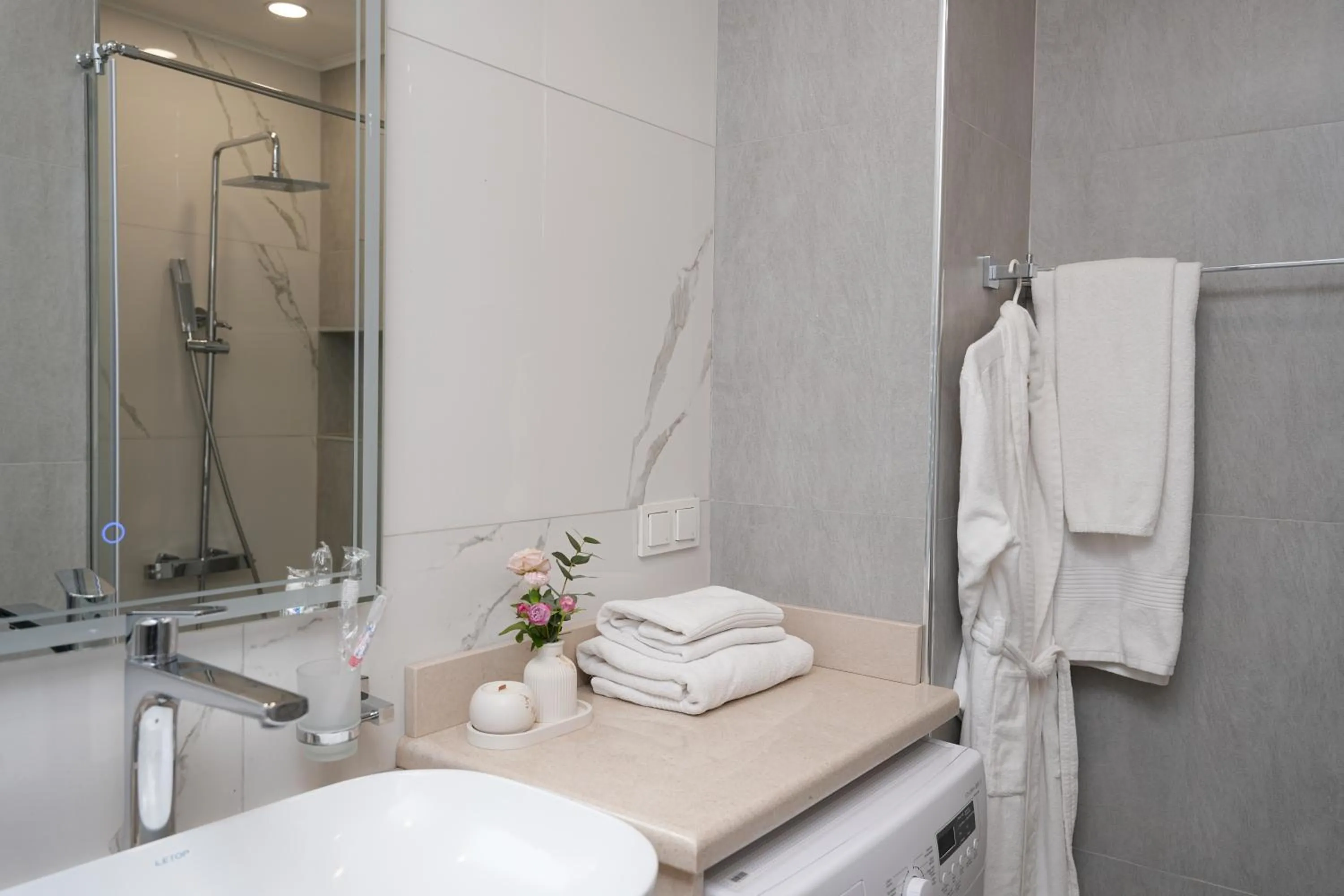 Shower in Sweet Home Apart-Hotel