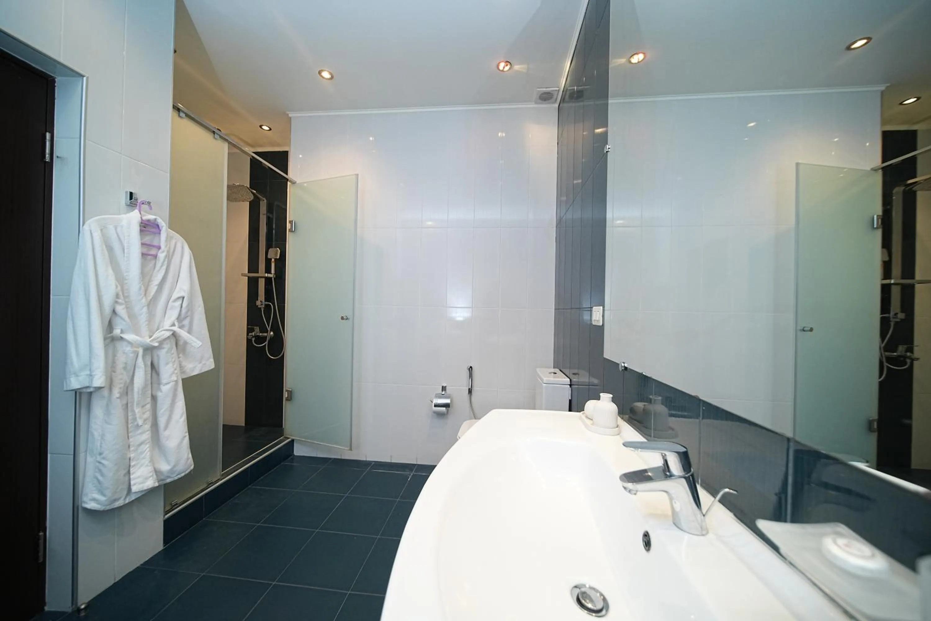 Shower in Sweet Home Apart-Hotel