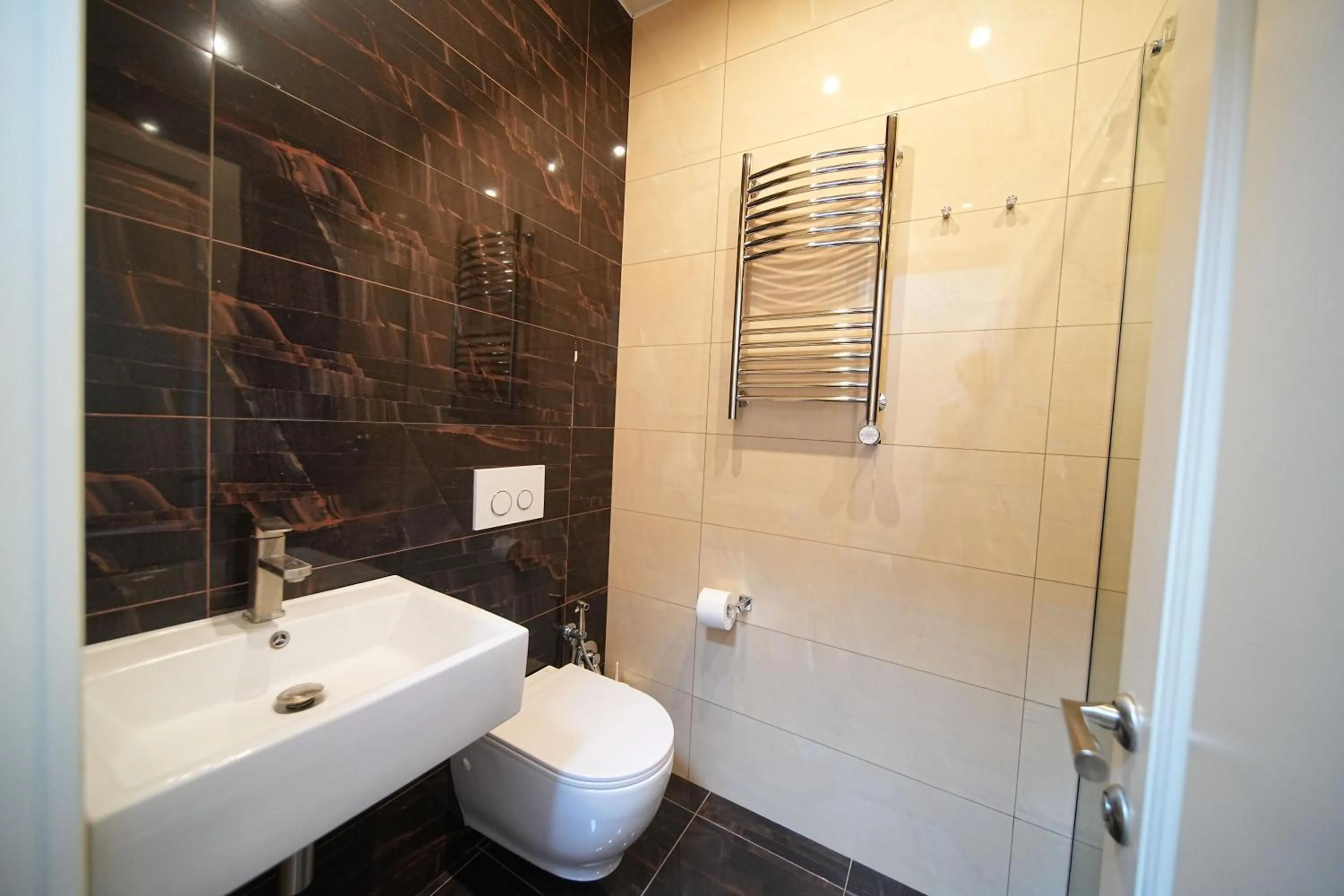 Shower in Sweet Home Apart-Hotel