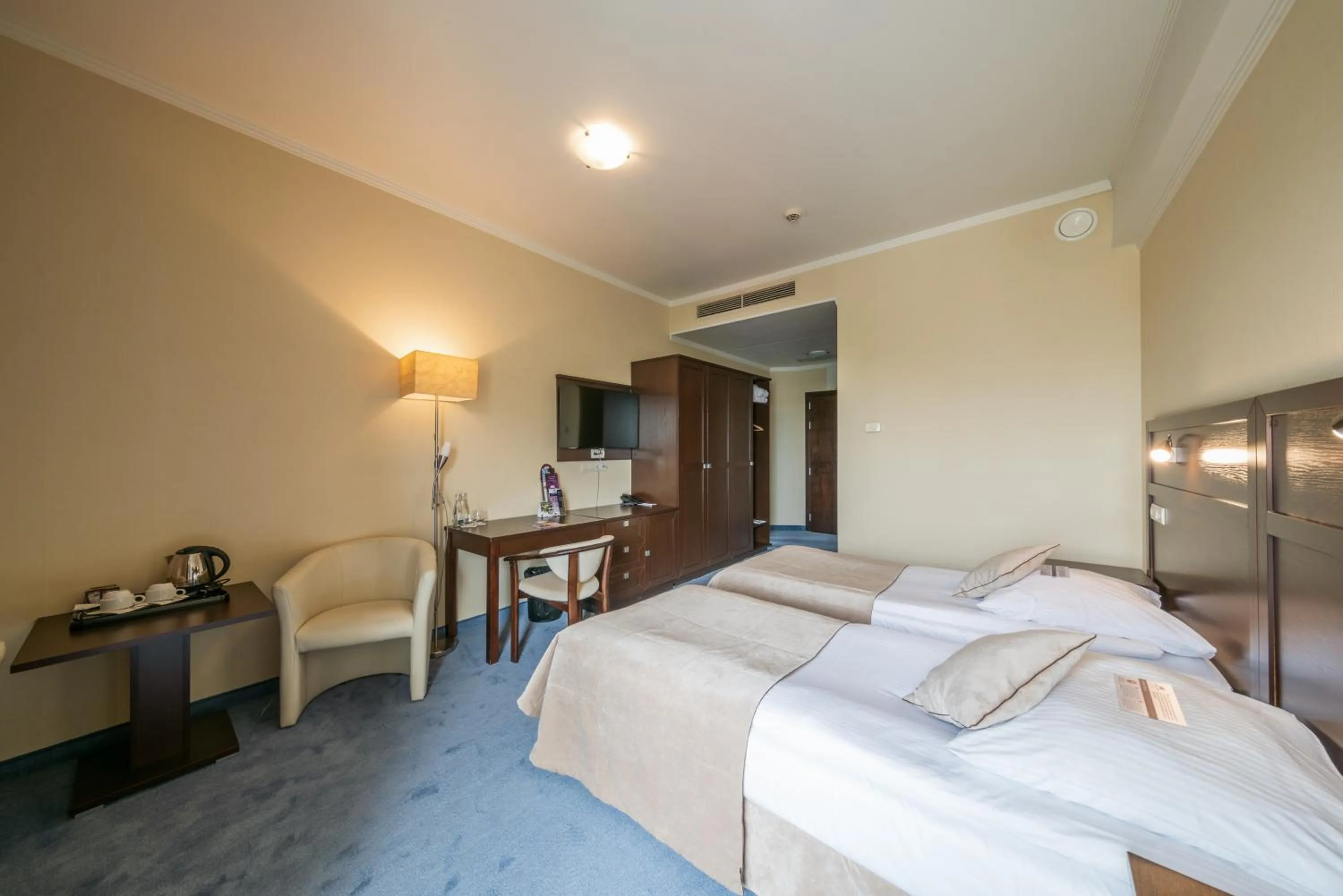 Photo of the whole room, Bed in Hotel Aurora Family & SPA