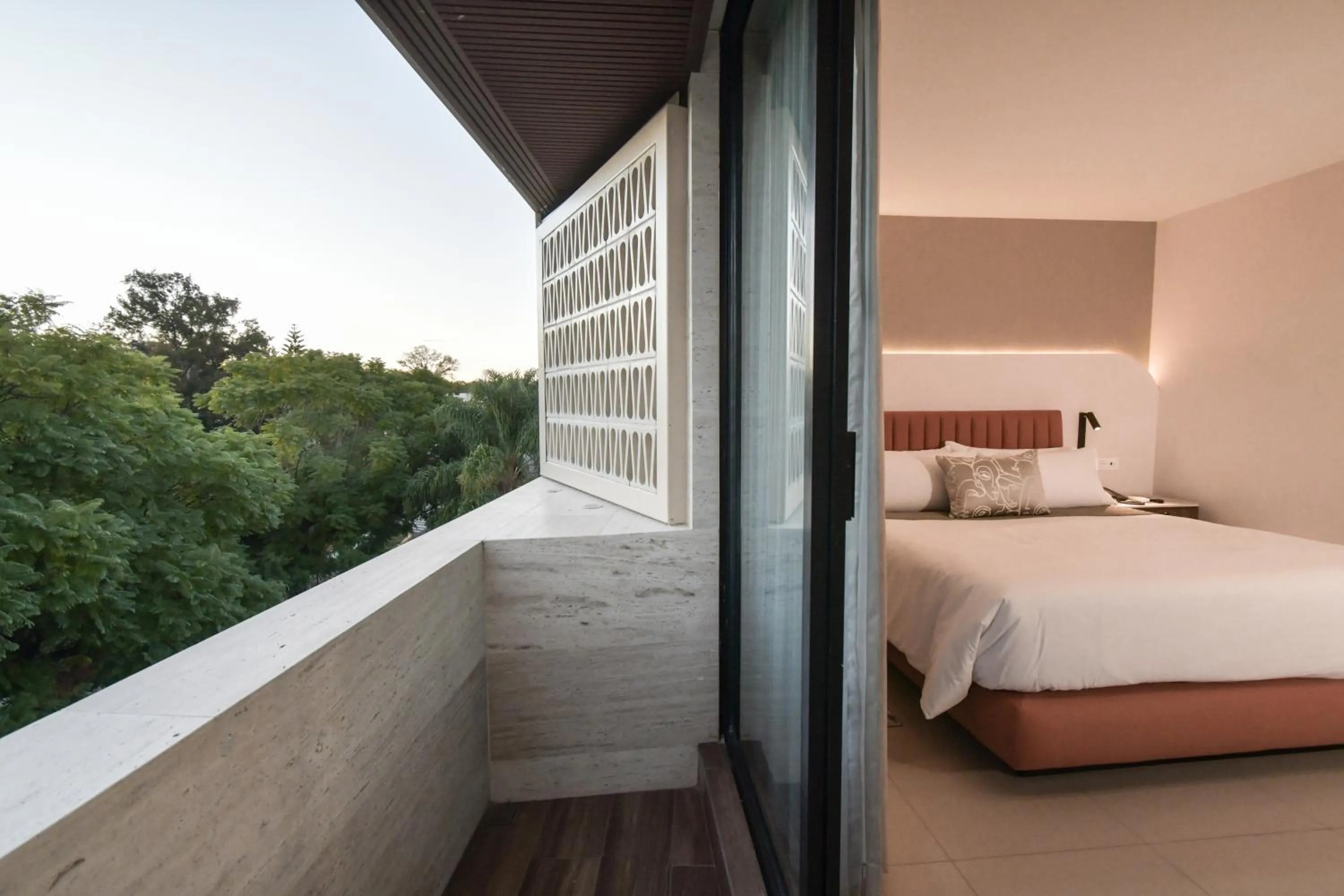 Balcony/Terrace, Bed in Expo Satelite 2750 Hotel & Suites