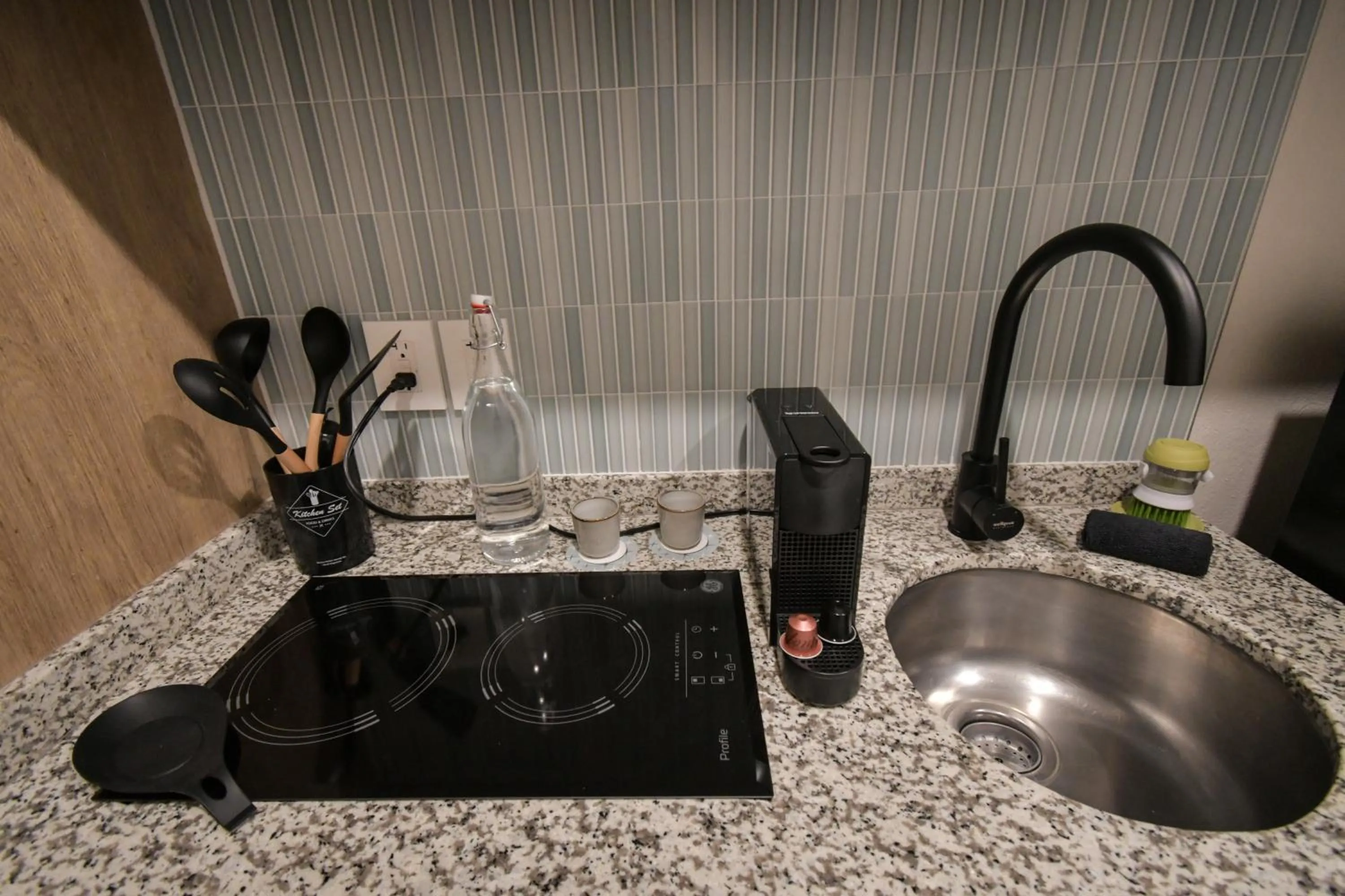 kitchen in Expo Satelite 2750 Hotel & Suites