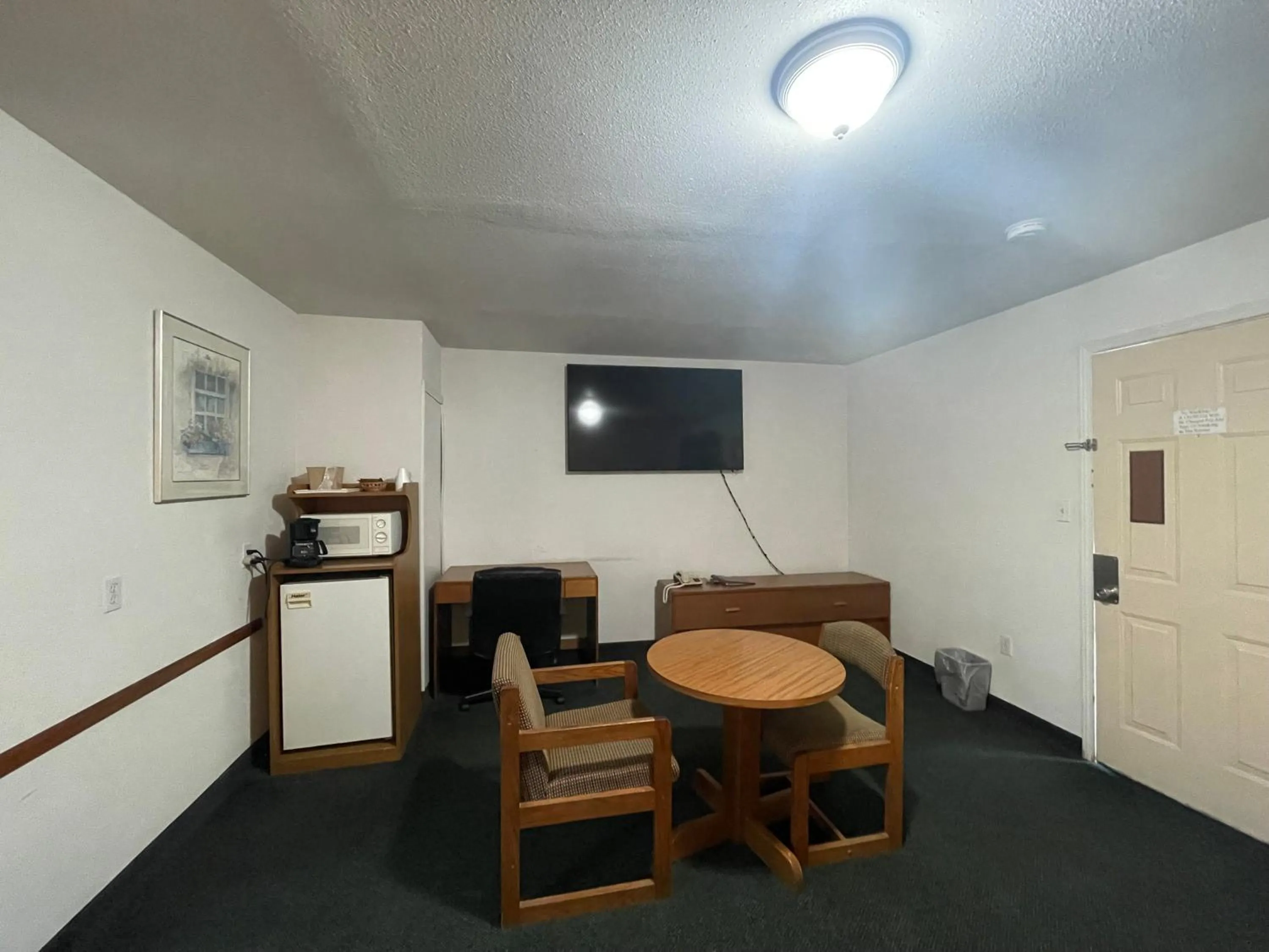 Seating area in Budget 8 Motel