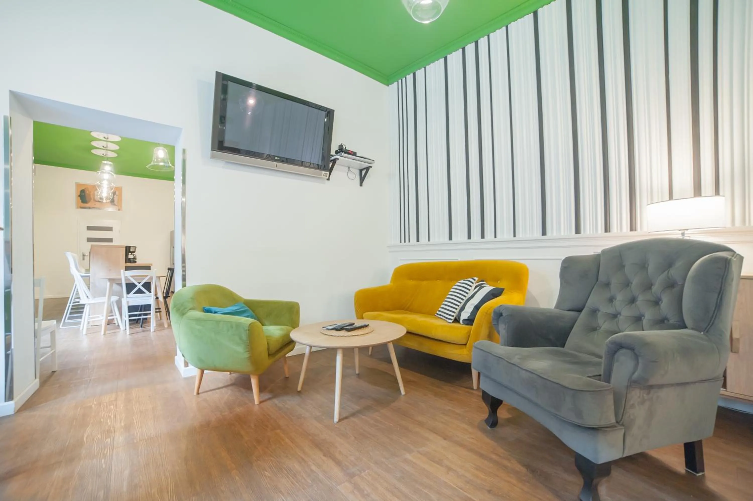 Communal lounge/ TV room in Dizzy Daisy Hostel