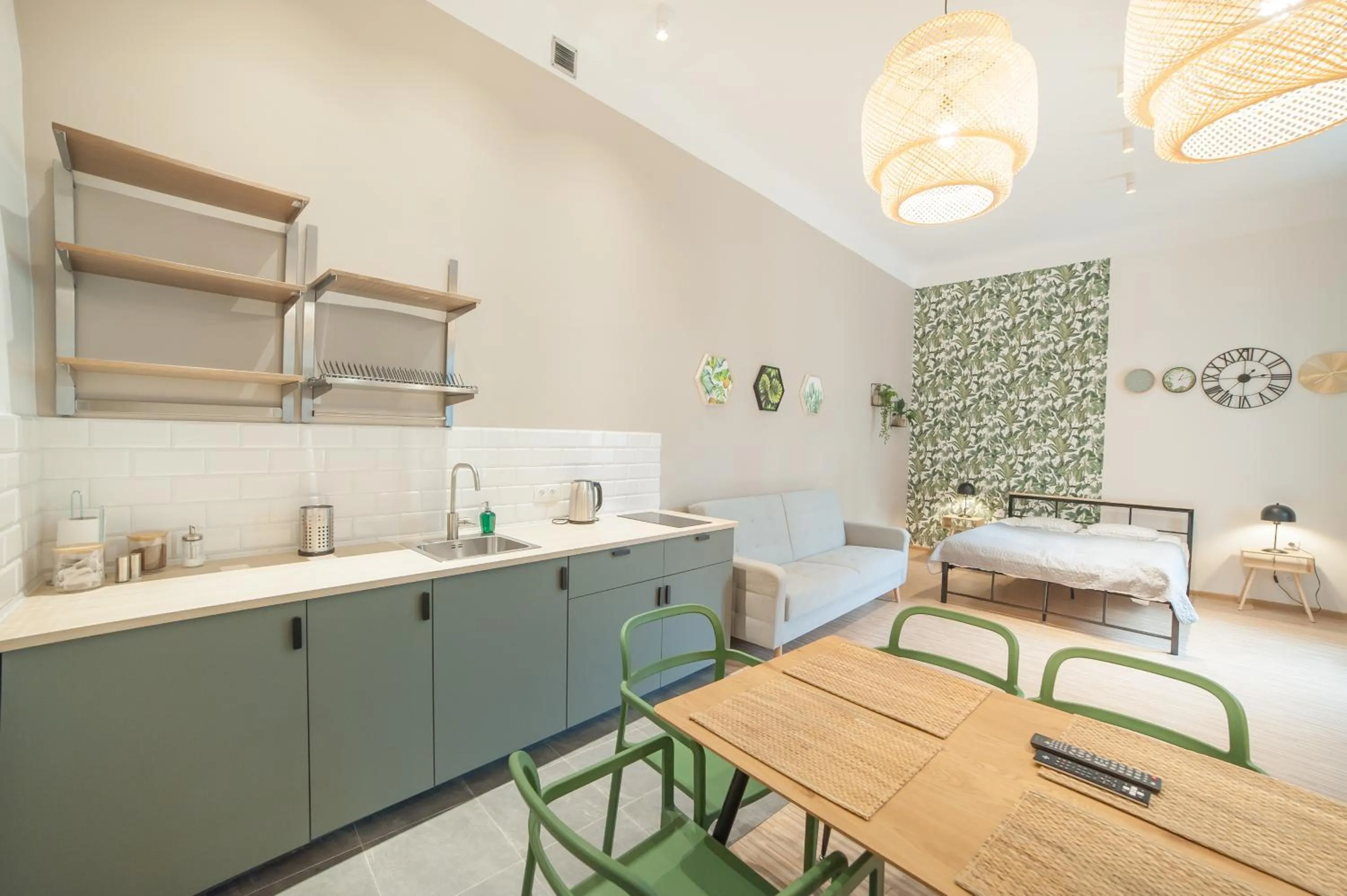 Kitchen or kitchenette in Dizzy Daisy Hostel