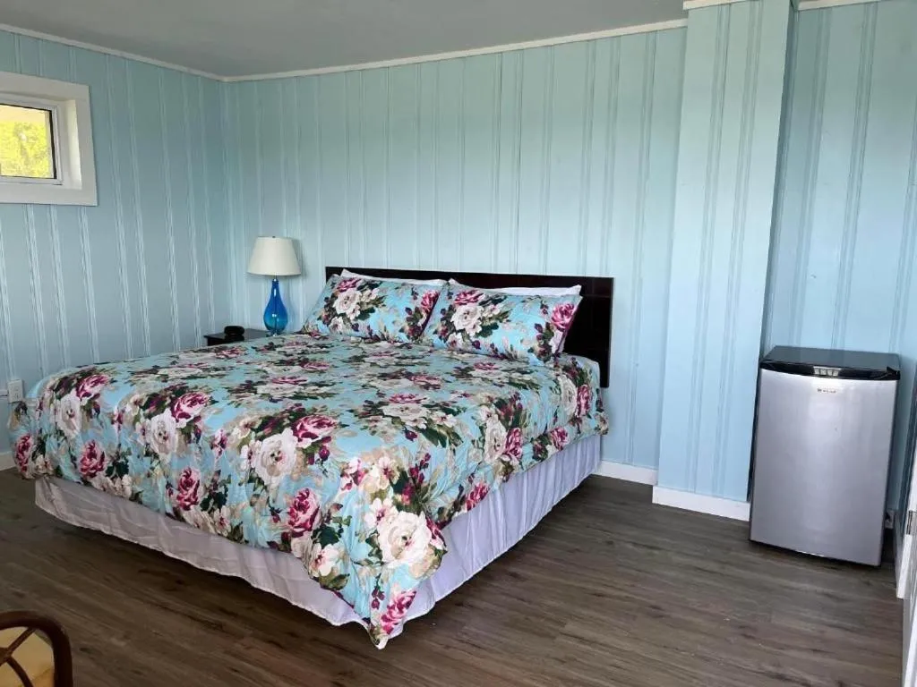 Bed in Pete's Lakefront Motel, LLC