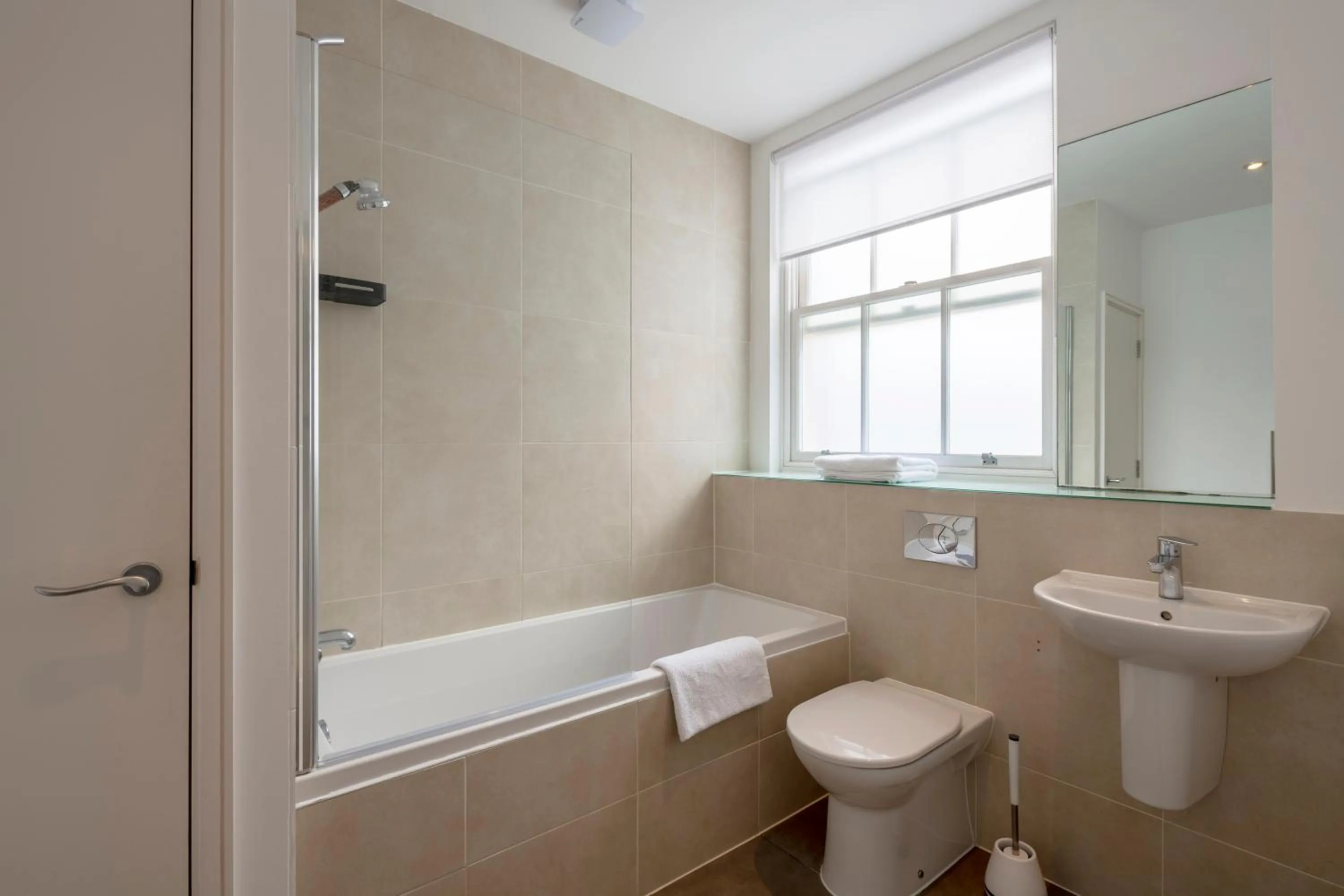 Bathroom in 1 Bed House, Free Parking, Braintree City Centre with Sky TV